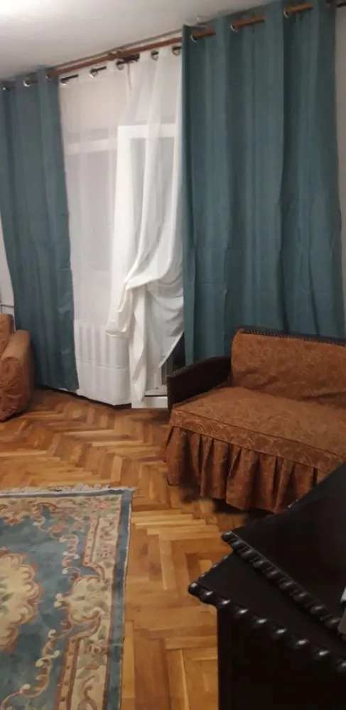 Cotroceni, One, 2 cam. dec. 76 mp, utilat, mob - Apartament exceptional in Cotroceni-One singur pe fatada principala, 2 camere decomandate, suprafata generoasa, zona verde, Cotroceni-One, vis-a-vis de Lidl, 78 mp., utilat, mobilat, imobil 1989, izolatie termica, etaj 6/8, parchet masiv, termopane, balcon, utilat, masina de spalat automata, TV, internet, aer conditionat. Bloc cu o singura scara, 3 apartamente/nivel, bine amplasat topografic. Magazine: Lidl, parc pentru copii adiacent, parcare. Transport: STB, metrou Academia Militara. Termen lung, 1 rata si garantie 500 EUR