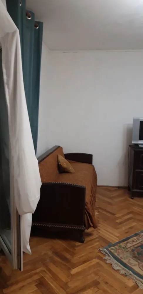 Cotroceni, One, 2 cam. dec. 76 mp, utilat, mob - Apartament exceptional in Cotroceni-One singur pe fatada principala, 2 camere decomandate, suprafata generoasa, zona verde, Cotroceni-One, vis-a-vis de Lidl, 78 mp., utilat, mobilat, imobil 1989, izolatie termica, etaj 6/8, parchet masiv, termopane, balcon, utilat, masina de spalat automata, TV, internet, aer conditionat. Bloc cu o singura scara, 3 apartamente/nivel, bine amplasat topografic. Magazine: Lidl, parc pentru copii adiacent, parcare. Transport: STB, metrou Academia Militara. Termen lung, 1 rata si garantie 500 EUR
