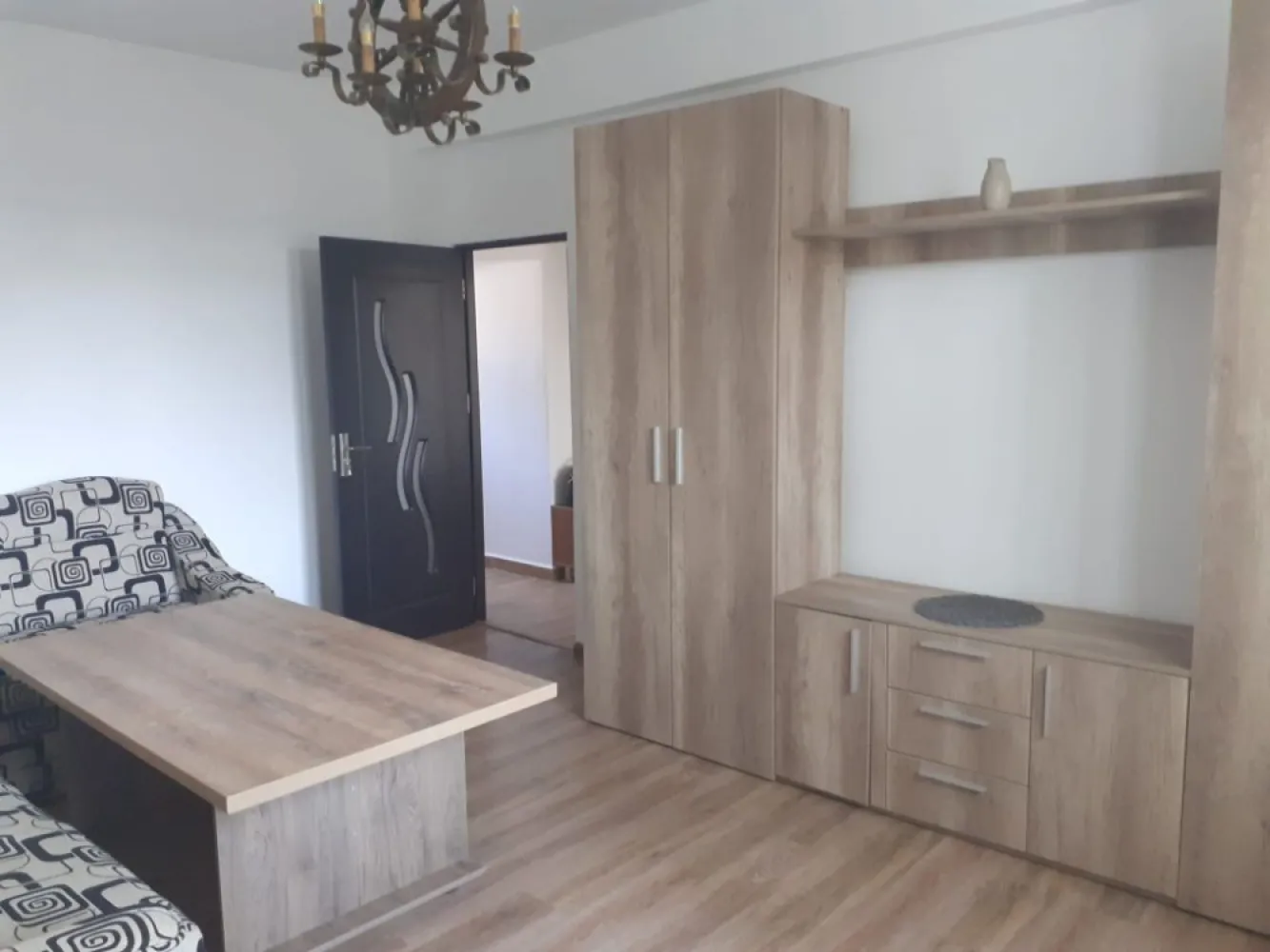 Închiriez apartament cu doua camere - Închiriez apartament cu doua camere la etajul 3 din 3 la o statie distanta de Sebastian. În apropiere aveți școală, gradinita,parculeț.Mijloace de transport în comun:tramvaie- 8, 23,32; autobuze- 117,220.Pt mai multe detalii sunați la nr afișat.