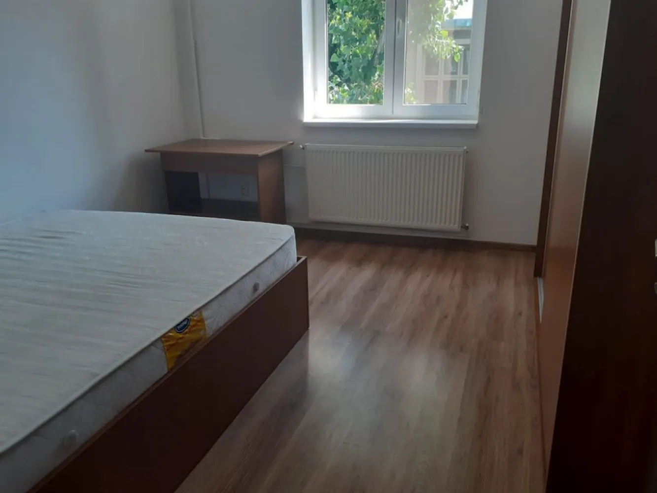 Închiriez apartament cu doua camere - Închiriez apartament cu doua camere la etajul 3 din 3 la o statie distanta de Sebastian. În apropiere aveți școală, gradinita,parculeț.Mijloace de transport în comun:tramvaie- 8, 23,32; autobuze- 117,220.Pt mai multe detalii sunați la nr afișat.