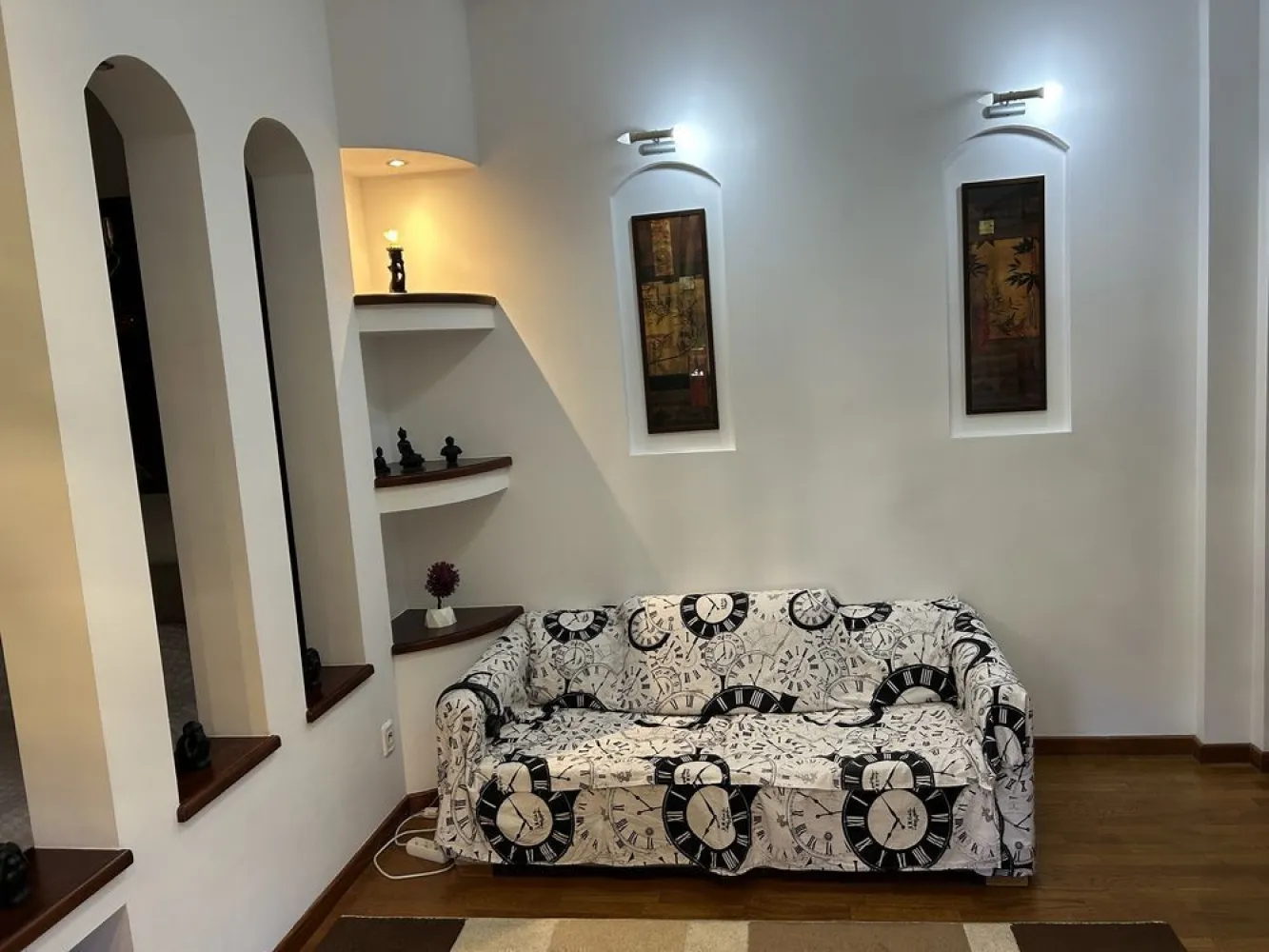 Inchiriez Garsoniera mare zona uniri - Închiriez garsonieră zona unirii,central..43mp,cu centrală,aer condiționat,A,F,M și toate electrocasnicele necesare pentru a locui într-o casă, canapeaua se poate face pat,se închiriază pe o perioadă de...3 luni..( iunie-iulie-august)...perioada veri...video la cerere,arată mai bine decât în poze.plata pe 3 luni chirie,plus 1 lună garanție,rog seriozitate, negociabil,,mulțumesc!