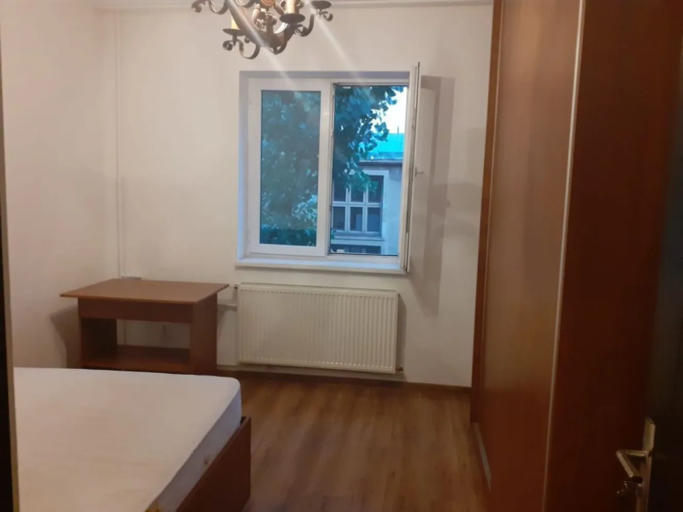 Închiriez apartament cu doua camere - Închiriez apartament cu doua camere la etajul 3 din 3 la o statie distanta de Sebastian. În apropiere aveți școală, gradinita,parculeț.Mijloace de transport în comun:tramvaie- 8, 23,32; autobuze- 117,220.Pt mai multe detalii sunați la nr afișat.