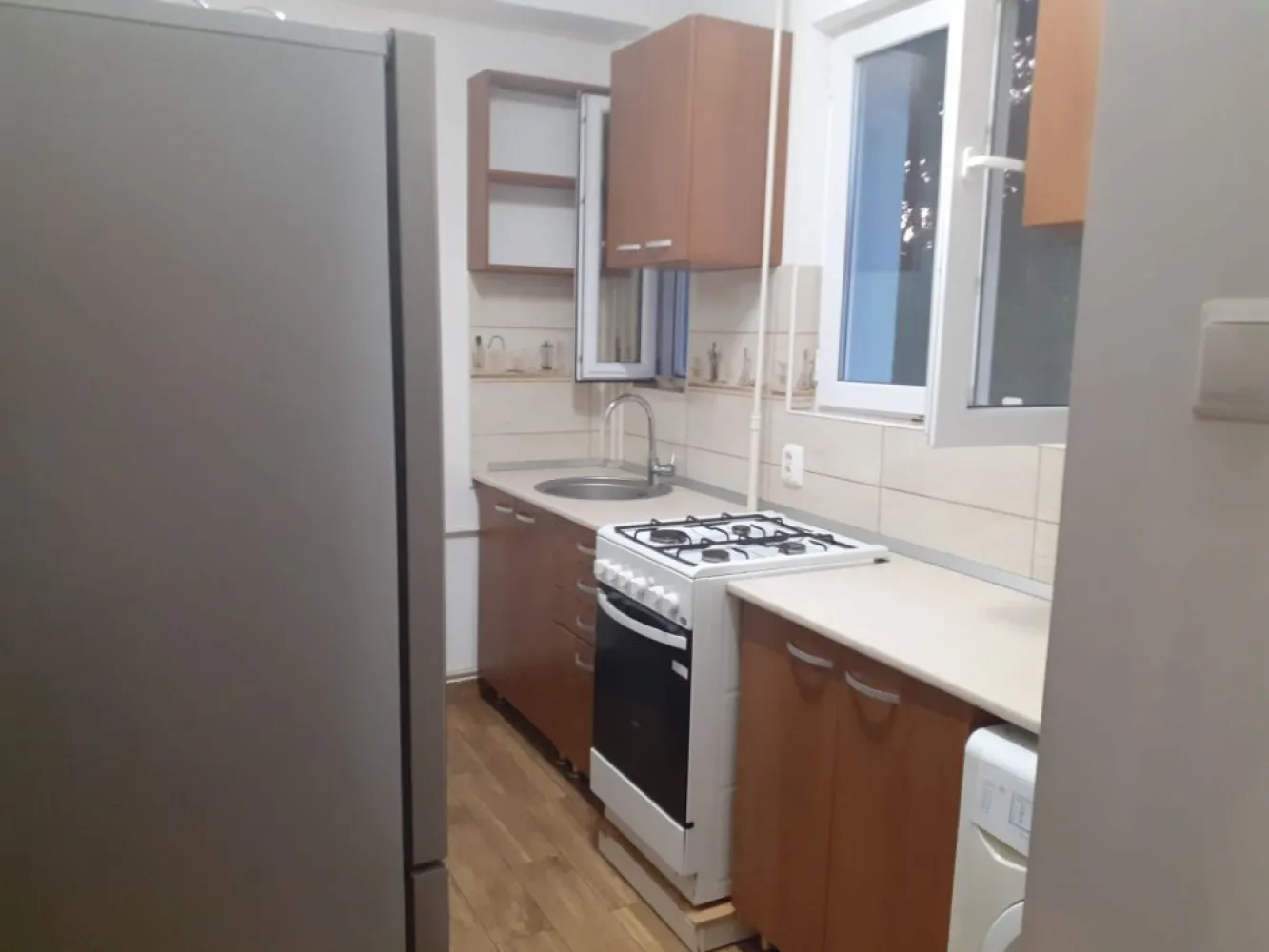 Închiriez apartament cu doua camere