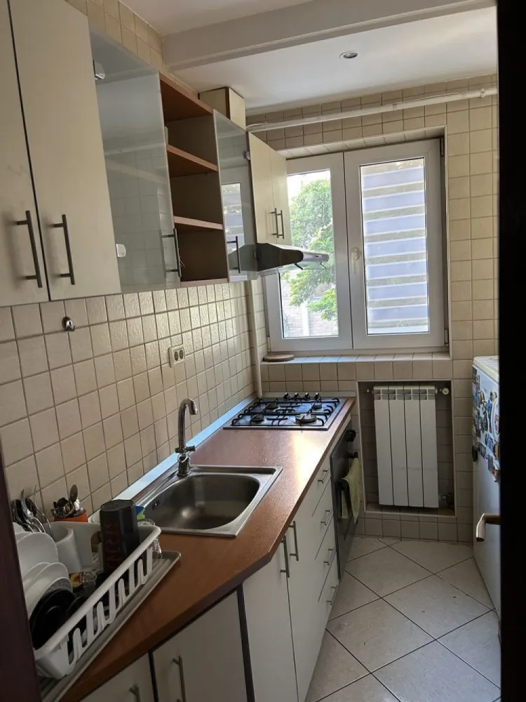 Inchiriez Garsoniera mare zona uniri - Închiriez garsonieră zona unirii,central..43mp,cu centrală,aer condiționat,A,F,M și toate electrocasnicele necesare pentru a locui într-o casă, canapeaua se poate face pat,se închiriază pe o perioadă de...3 luni..( iunie-iulie-august)...perioada veri...video la cerere,arată mai bine decât în poze.plata pe 3 luni chirie,plus 1 lună garanție,rog seriozitate, negociabil,,mulțumesc!
