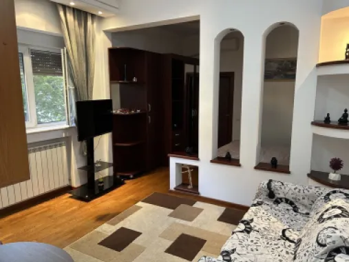 Inchiriez Garsoniera mare zona uniri