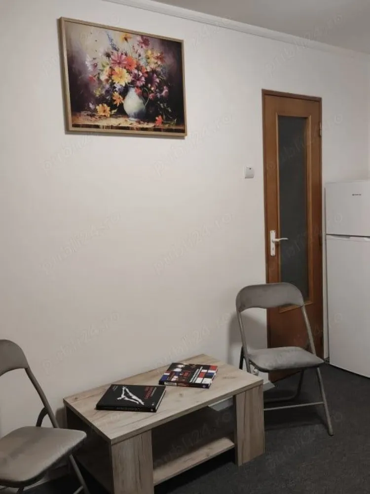 Garsonieră Moise Nicoară București - Garsonieră centrală, în bloc reabilitat, costuri reduse la întreținere, călduroasă, cochetă, zugrăvită, cu vedere spate, mobilier nou (aragaz, frigider, canapea extensibilă etc.)! Este la 3 stații de Piața Unirii cu 104, 14 min. pe jos până-n Centrul Vechi. Locație premium! În zonă - magazine, restaurante, autobuz 104, iar la Unirii metrou, autobuze. Ideală -Închiriere 370 euro pentru bărbat singur, nefumător, fără animale companie. -Vânzare 49.600 euro