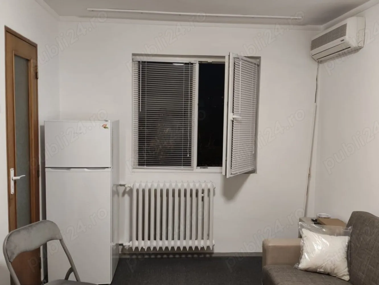 Garsonieră Moise Nicoară București - Garsonieră centrală, în bloc reabilitat, costuri reduse la întreținere, călduroasă, cochetă, zugrăvită, cu vedere spate, mobilier nou (aragaz, frigider, canapea extensibilă etc.)! Este la 3 stații de Piața Unirii cu 104, 14 min. pe jos până-n Centrul Vechi. Locație premium! În zonă - magazine, restaurante, autobuz 104, iar la Unirii metrou, autobuze. Ideală -Închiriere 370 euro pentru bărbat singur, nefumător, fără animale companie. -Vânzare 49.600 euro