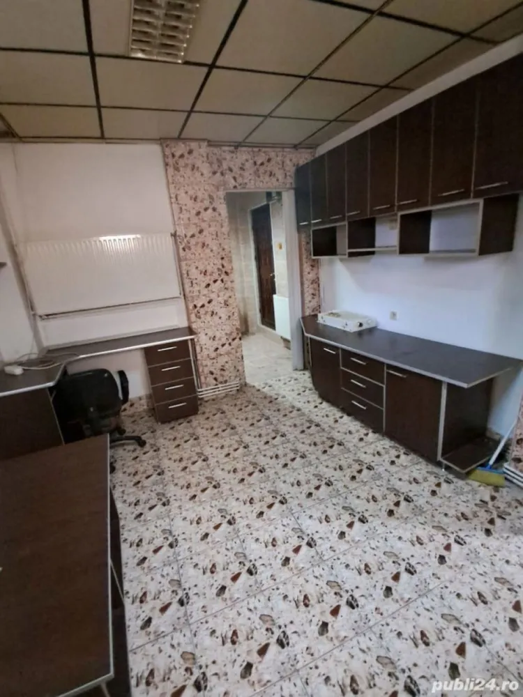BRASADAS închiriază garsoniera 30mp la DEMISOL zona Bd.Unirii. - Agenția imobiliara BRASADAS închiriază garsoniera confort 1, cu suprafata utila de 30 mp, la DEMISOL intr-o locatie deosebita cu 3 etaje fără risc seismic, constructie foarte rezistenta. 3 statii autobuz pana la metrou Piata Unirii si 3 statii pana la Metrou P ta Muncii. Aspect elegant, gresie,faianta,termopan,centrala proptie, us metalica,renovata si mobilata pe comanda,modrrn,aspect decent,nu xe lux, bucatarie mobilata si utilata,baie cu cada noua,mare,,baia necesita usoara curatenie,tavan fals,neon, calorifer mare in camera, ,toare incaperile destul de spatioase.