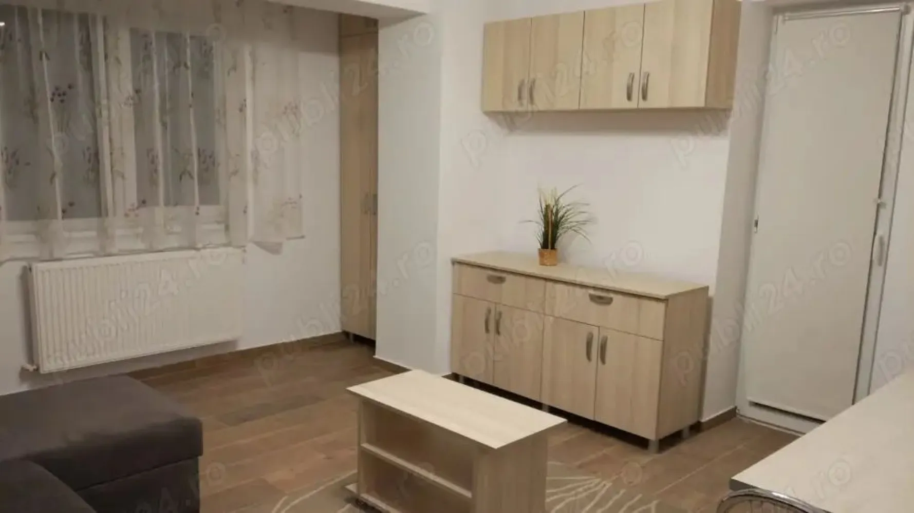 BRASADAS închiriază ap 2 cam et 2 Sun Plazza 2019. - Agenția imobiliara BRASADAS închiriază apartament 50 metri patrati utili,cu balcon mare,etaj 2 in bloc nou (an constructie 2019),strada Prinosului nr.6 langa Sun Plaza la 2 minute de metrou Piata Sudului ,zona extrem de linistita ,incalzire cu centrala termica pe gaze,mobilat cu mobila de comanda (livingul si bucataria),dormitorul este mobilat cu mobila din stejar masiv,este complet utilat ,aer conditionat.Dorim persoana nefumatoare,nationalitate romana,fara animale de companie.Intretinere foarte mica , caldura si apa calda la discretie in functie de ce temperatura se seteaza centrala. Apartamentul se elibereaza cel tarziu la 15 aprilie 2025, insa poate fi vizionat cu o programare prealabila, se solicita o garantie in valoare de 1 chirie lunara si plata primei luni de chirie). Apartamentul este la a doua inchiriere de la data receptiei, toata mobila este in stare impecabila .