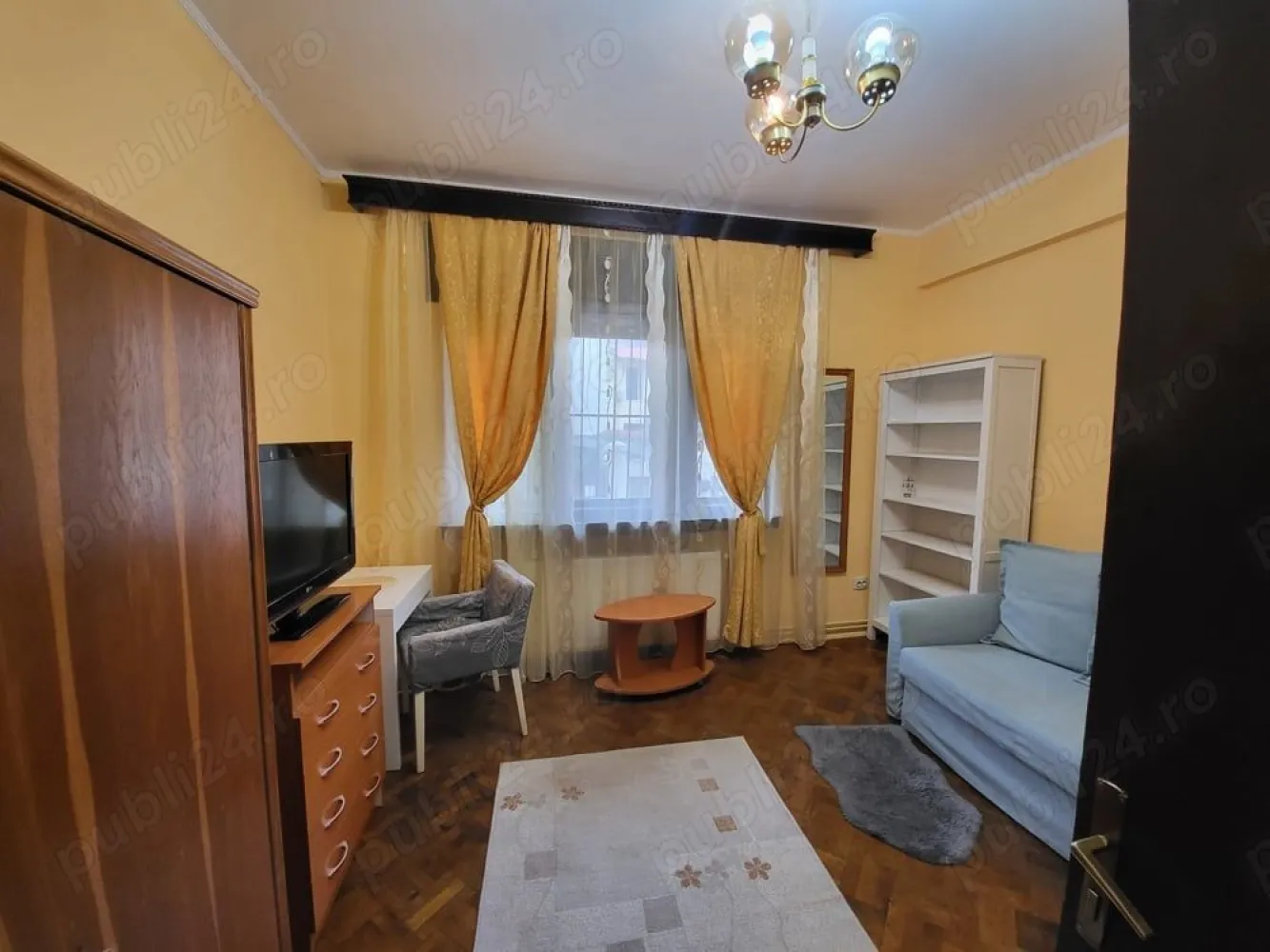Garsoniera de inchiriat - zona Unirii - Închiriez garsonieră în zona Unirii, utilată și mobilată conform fotografiilor. Garsoniera are o suprafață de 31 mp și se află la parter intr-un bloc cu regim de înălțime P+3. Încălzirea se face prin centrală proprie. Baia este prevăzută cu aerisire naturală. Pentru mai multe detalii sau pentru a stabili o vizionare mă puteți contacta la numărul de telefon afișat în anunț. * Se solicită 1 lună chirie în avans + 1 lună garanție în momentul semnării contractului.