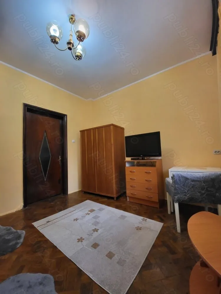Garsoniera de inchiriat - zona Unirii - Închiriez garsonieră în zona Unirii, utilată și mobilată conform fotografiilor. Garsoniera are o suprafață de 31 mp și se află la parter intr-un bloc cu regim de înălțime P+3. Încălzirea se face prin centrală proprie. Baia este prevăzută cu aerisire naturală. Pentru mai multe detalii sau pentru a stabili o vizionare mă puteți contacta la numărul de telefon afișat în anunț. * Se solicită 1 lună chirie în avans + 1 lună garanție în momentul semnării contractului.