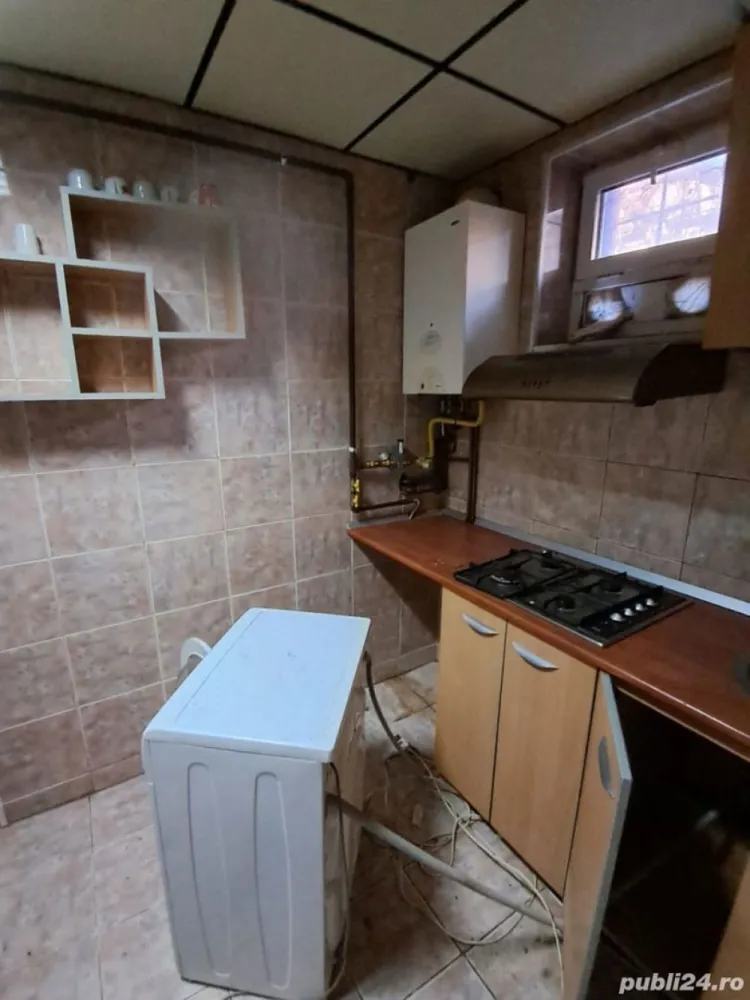 BRASADAS închiriază garsoniera 30mp la DEMISOL zona Bd.Unirii. - Agenția imobiliara BRASADAS închiriază garsoniera confort 1, cu suprafata utila de 30 mp, la DEMISOL intr-o locatie deosebita cu 3 etaje fără risc seismic, constructie foarte rezistenta. 3 statii autobuz pana la metrou Piata Unirii si 3 statii pana la Metrou P ta Muncii. Aspect elegant, gresie,faianta,termopan,centrala proptie, us metalica,renovata si mobilata pe comanda,modrrn,aspect decent,nu xe lux, bucatarie mobilata si utilata,baie cu cada noua,mare,,baia necesita usoara curatenie,tavan fals,neon, calorifer mare in camera, ,toare incaperile destul de spatioase.