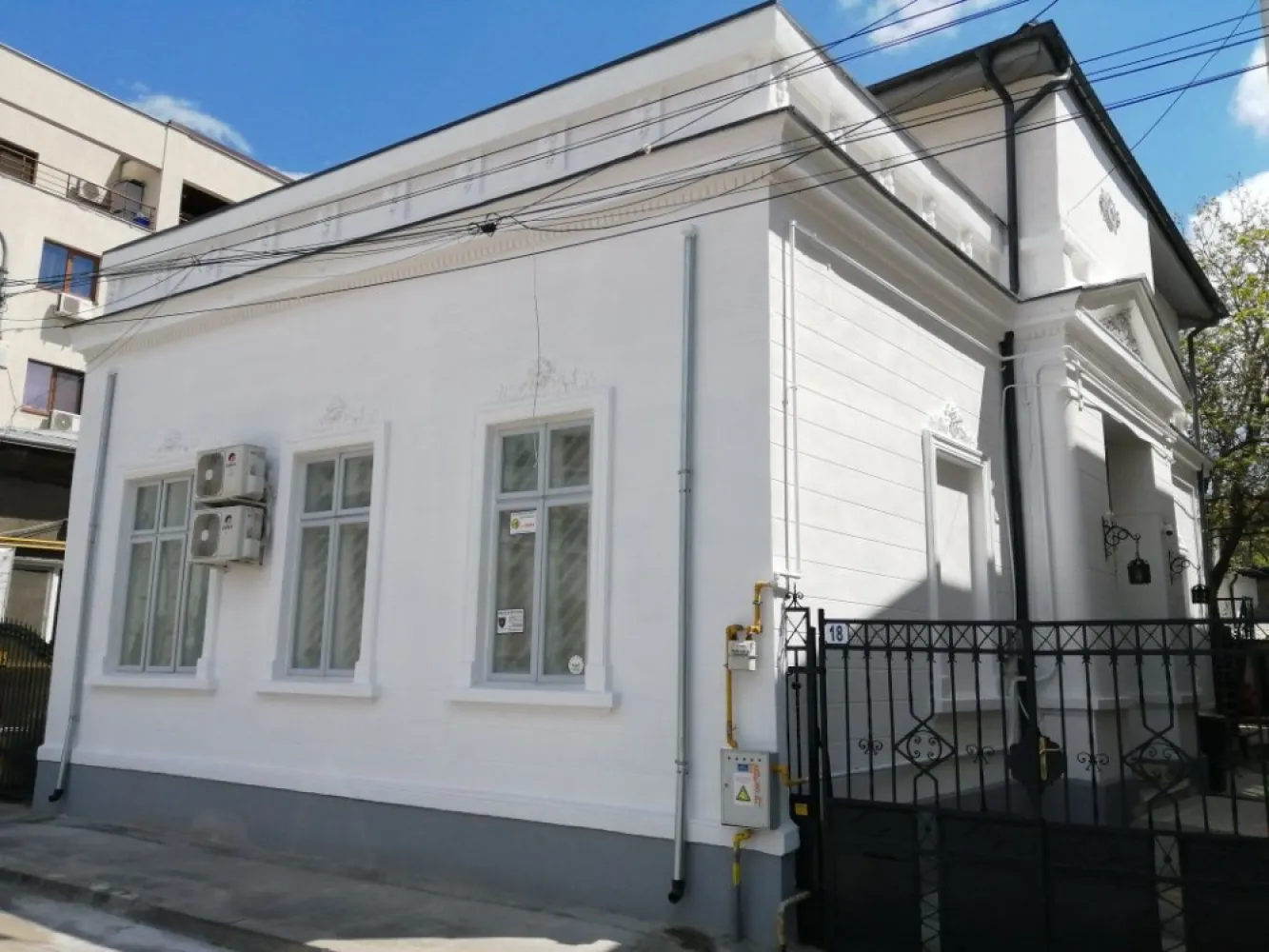 BRASADAS închiriază ap tip penthouse în vila eleganta Cismigiu. - Agenția imobiliara BRASADAS vinde/închiriază apartament spectaculos, construit in 2018 la etajul 1/1 în vila eleganta P+1,format din living 80 mp.(inaltime 5m),camera 22mp.,hol 10mp.,baie 6mp.,terasa 42 mp.Camera depozitare demisol 20 mp.Mobilat, utilat. Întrare separata cu scara exterioara. Curte libera 150 mp.-parcare auto. Pret vânzare 565000 €.
