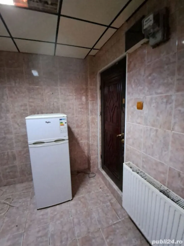 BRASADAS închiriază garsoniera 30mp la DEMISOL zona Bd.Unirii.