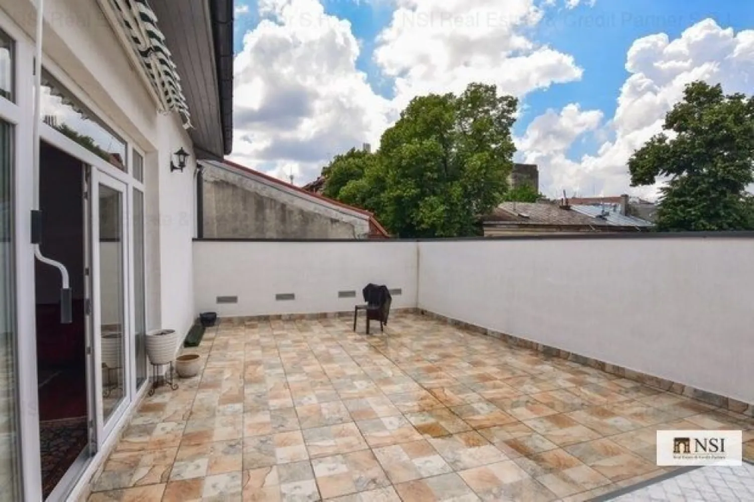 BRASADAS închiriază ap tip penthouse în vila eleganta Cismigiu. - Agenția imobiliara BRASADAS vinde/închiriază apartament spectaculos, construit in 2018 la etajul 1/1 în vila eleganta P+1,format din living 80 mp.(inaltime 5m),camera 22mp.,hol 10mp.,baie 6mp.,terasa 42 mp.Camera depozitare demisol 20 mp.Mobilat, utilat. Întrare separata cu scara exterioara. Curte libera 150 mp.-parcare auto. Pret vânzare 565000 €.