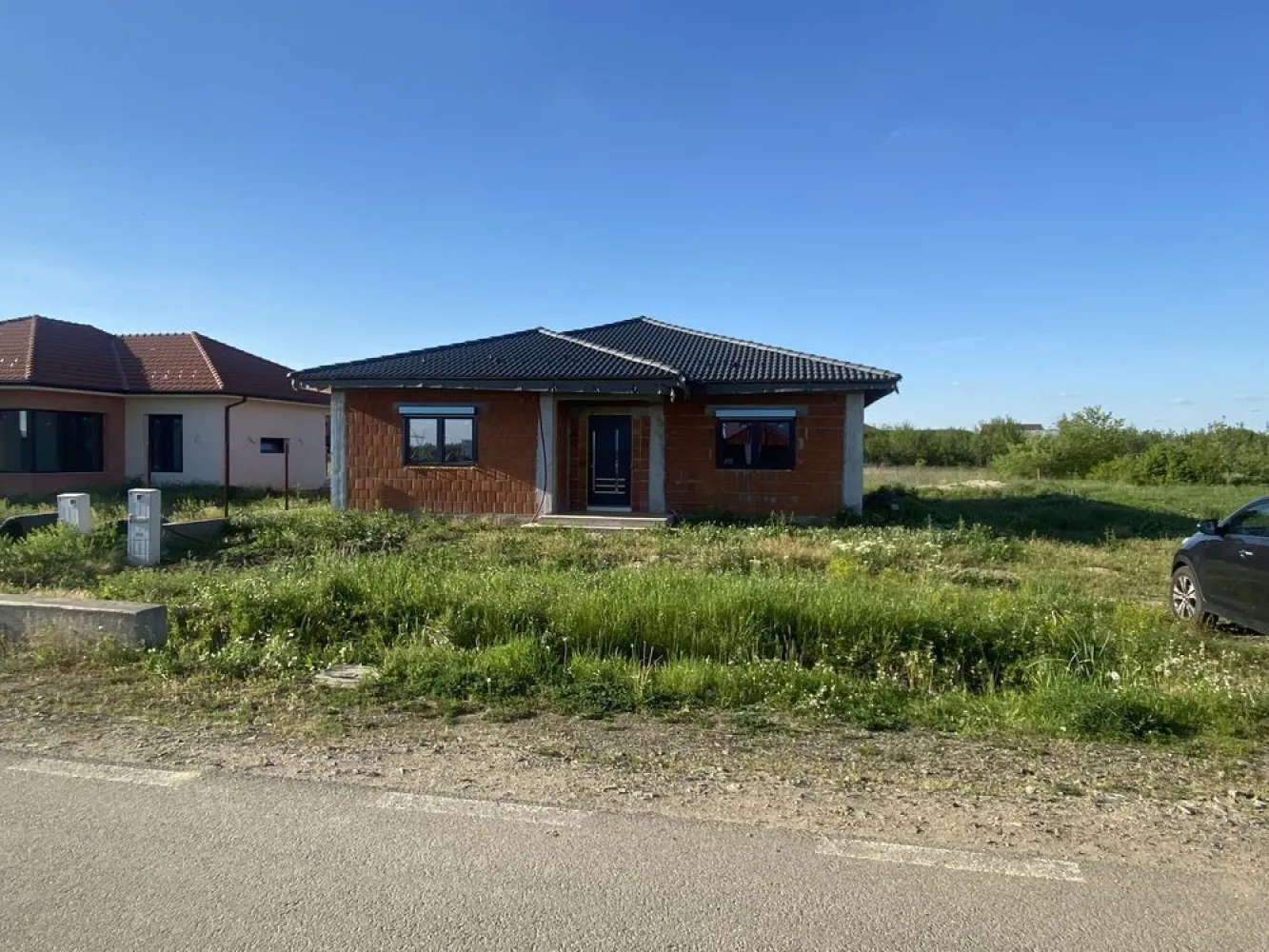 Casa moderna in Paulesti - Casă nouă de vânzare în Păulești – șansa ta să te muți la curte! Visezi la o casă doar a ta, într-o zonă liniștită și bine poziționată? Acum este momentul! • Teren de 600 mp (6 ari) – loc destul pentru grădină, foișor sau loc de joacă • Suprafață construită: 133,38 mp – spațiu gândit inteligent • Compartimentare modernă: • 3 dormitoare luminoase • 1 living generos • 1 dining perfect pentru mesele în familie • Bucătărie separată • Dressing practic • 2 băi • Cameră tehnică • Utilități: • Geamuri termopat Rehau synego 80, 4 anotimpuri, cu jaluzele electrice cu telecomanda • Curent electric deja introdus • Gaz și apă în fața casei • Acces rapid: strada Andrei Mureșanu – asfaltată, ușor de ajuns în oraș Avantaje: • Casă nouă, doar să o personalizezi după stilul tău • Zonă în dezvoltare, vecini noi și liniște • Investiție excelentă pentru viitor! Nu rata șansa! – casa ta te așteaptă în Păulești!