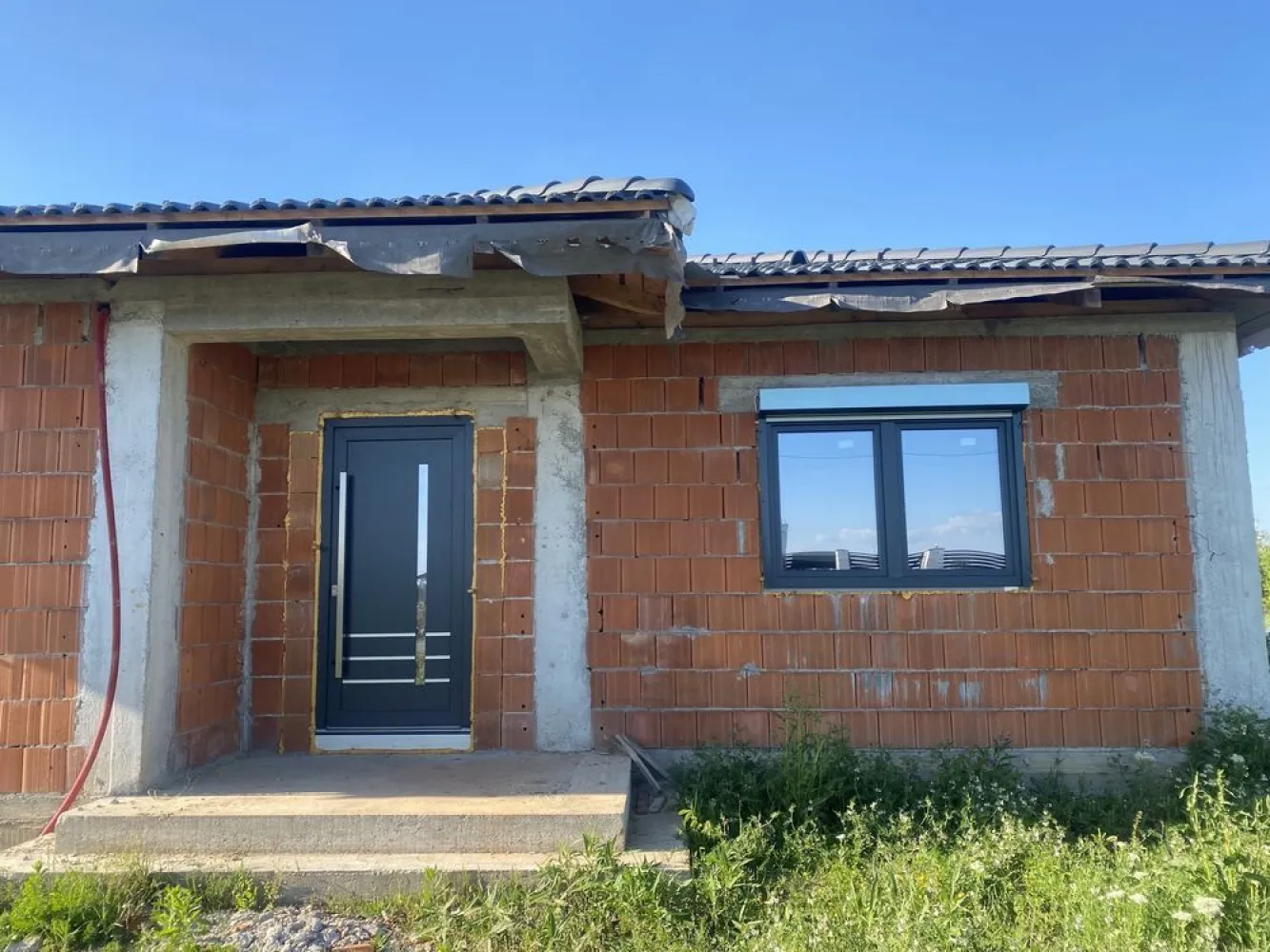 Casa moderna in Paulesti - Casă nouă de vânzare în Păulești – șansa ta să te muți la curte! Visezi la o casă doar a ta, într-o zonă liniștită și bine poziționată? Acum este momentul! • Teren de 600 mp (6 ari) – loc destul pentru grădină, foișor sau loc de joacă • Suprafață construită: 133,38 mp – spațiu gândit inteligent • Compartimentare modernă: • 3 dormitoare luminoase • 1 living generos • 1 dining perfect pentru mesele în familie • Bucătărie separată • Dressing practic • 2 băi • Cameră tehnică • Utilități: • Geamuri termopat Rehau synego 80, 4 anotimpuri, cu jaluzele electrice cu telecomanda • Curent electric deja introdus • Gaz și apă în fața casei • Acces rapid: strada Andrei Mureșanu – asfaltată, ușor de ajuns în oraș Avantaje: • Casă nouă, doar să o personalizezi după stilul tău • Zonă în dezvoltare, vecini noi și liniște • Investiție excelentă pentru viitor! Nu rata șansa! – casa ta te așteaptă în Păulești!