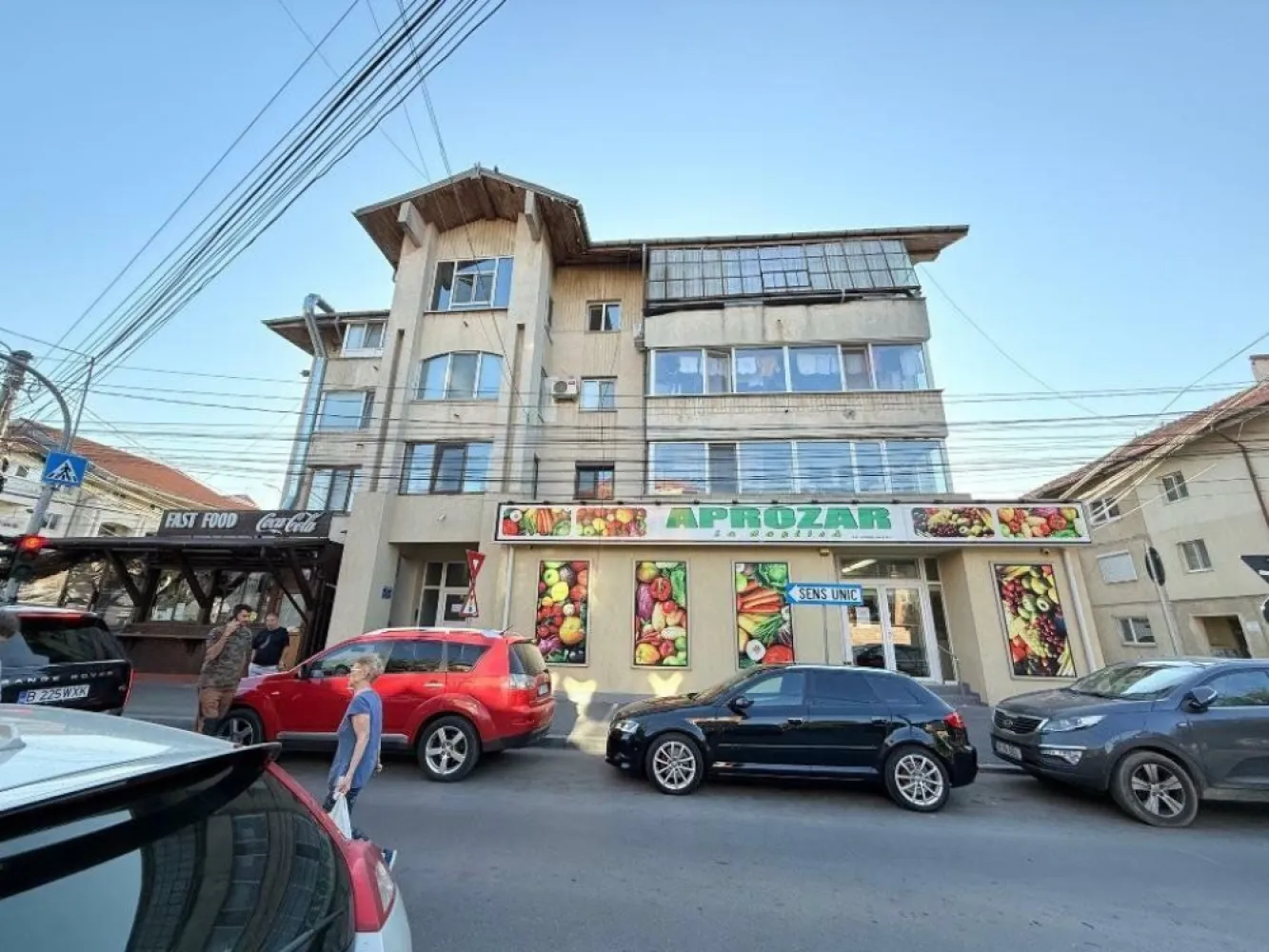 Spaţiu comercial de închiriat â€“ Central Otopeni, acces direct din DN1 - Suprafaţă: 100 mp Disponibilitate: din iunie Vizionare: începând cu 15 mai Locaţie: Otopeni â€“ zonă centrală, vizibilitate excelentă, acces rapid din DN1 Descriere generală: Oferim spre închiriere un spaţiu comercial situat într-o zonă centrală din Otopeni, cu vad pietonal şi auto foarte bun, aproape de viitoarea staţie de metrou. Spaţiul este ideal pentru activităţi precum: farmacie, cabinet medical, birou, magazin, salon de înfrumuseţare, showroom, cafenea sau orice activitate comercială care beneficiază de expunere şi trafic. Detalii spaţiu: â€˘ Suprafaţă utilă: 100 mp â€˘ Acces direct din stradă â€˘ Vitrină mare, bună pentru expunere â€˘ Toate utilităţile disponibile â€˘ Spaţiul se eliberează în luna iunie â€˘ Dotările actuale (folosite pentru aprozar) vor fi înlăturate Menţiune: Pozele vor fi actualizate după predarea spaţiului. Preţ: 2.700 euro/lună Contact: Veronica Dinu,