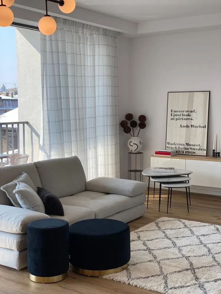Închiriere apartament 2 camere in bloc boutique Dacia- gradina Icoane - Închiriere apartament 2 camere in bloc boutique situat în zona bdul Dacia - in apropiere de gradina Icoanei, cu o suprafață generoasa de 87 mp, et 1, decomandat, loc parcare subteran, 3 lifturi, contorizat total , centrala proprie, bucătărie mobilata și utilată , AC, mobilat. Liber începând cu data de 15 Mai 2025. Vizionări după această dată. Pentru alte detalii sau informații rog msj privat. Chirie 1100 euro Garanție 1 luna chirie