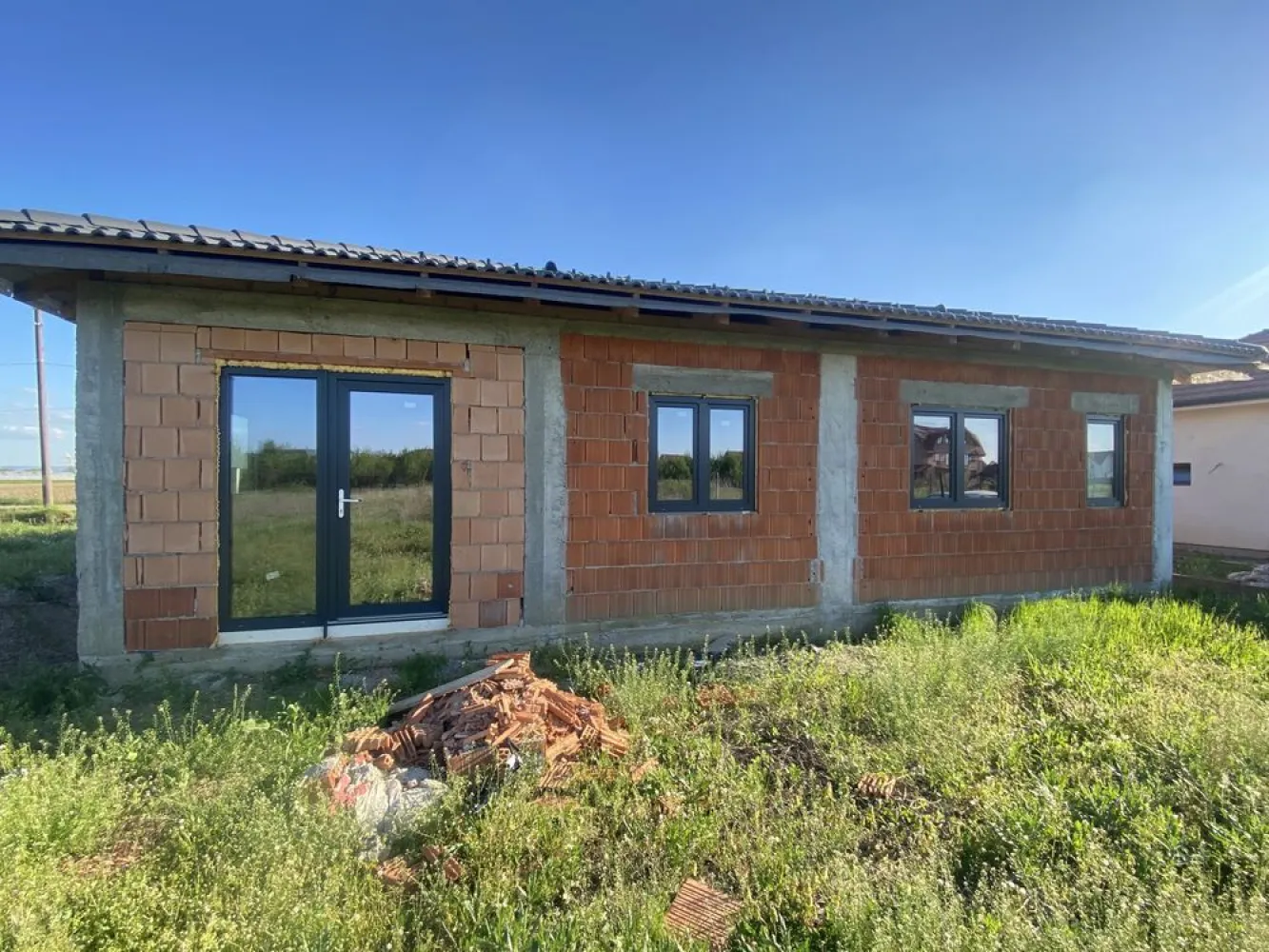 Casa moderna in Paulesti - Casă nouă de vânzare în Păulești – șansa ta să te muți la curte! Visezi la o casă doar a ta, într-o zonă liniștită și bine poziționată? Acum este momentul! • Teren de 600 mp (6 ari) – loc destul pentru grădină, foișor sau loc de joacă • Suprafață construită: 133,38 mp – spațiu gândit inteligent • Compartimentare modernă: • 3 dormitoare luminoase • 1 living generos • 1 dining perfect pentru mesele în familie • Bucătărie separată • Dressing practic • 2 băi • Cameră tehnică • Utilități: • Geamuri termopat Rehau synego 80, 4 anotimpuri, cu jaluzele electrice cu telecomanda • Curent electric deja introdus • Gaz și apă în fața casei • Acces rapid: strada Andrei Mureșanu – asfaltată, ușor de ajuns în oraș Avantaje: • Casă nouă, doar să o personalizezi după stilul tău • Zonă în dezvoltare, vecini noi și liniște • Investiție excelentă pentru viitor! Nu rata șansa! – casa ta te așteaptă în Păulești!