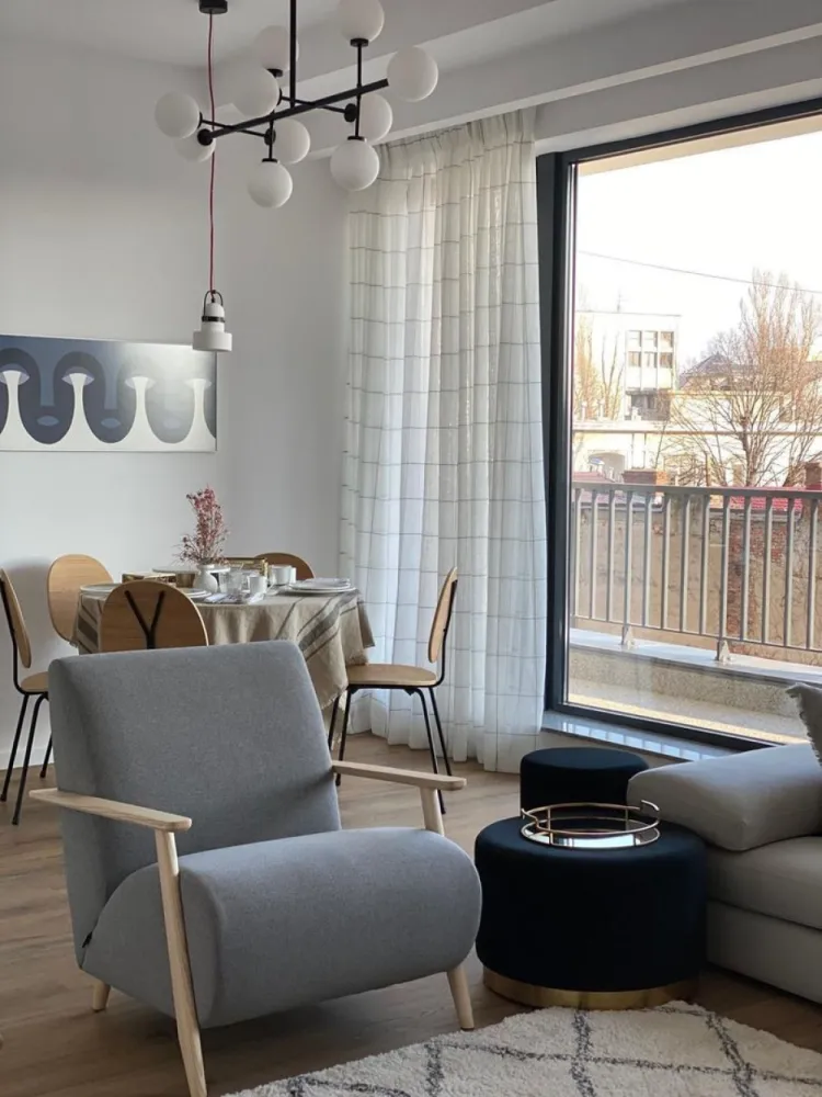 Închiriere apartament 2 camere in bloc boutique Dacia- gradina Icoane - Închiriere apartament 2 camere in bloc boutique situat în zona bdul Dacia - in apropiere de gradina Icoanei, cu o suprafață generoasa de 87 mp, et 1, decomandat, loc parcare subteran, 3 lifturi, contorizat total , centrala proprie, bucătărie mobilata și utilată , AC, mobilat. Liber începând cu data de 15 Mai 2025. Vizionări după această dată. Pentru alte detalii sau informații rog msj privat. Chirie 1100 euro Garanție 1 luna chirie
