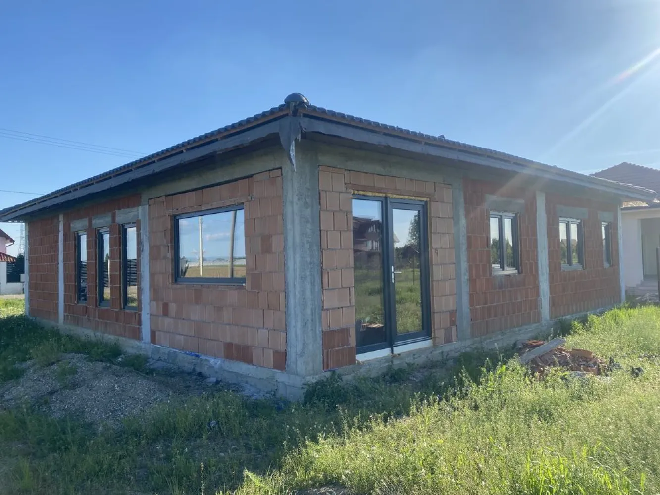 Casa moderna in Paulesti - Casă nouă de vânzare în Păulești – șansa ta să te muți la curte! Visezi la o casă doar a ta, într-o zonă liniștită și bine poziționată? Acum este momentul! • Teren de 600 mp (6 ari) – loc destul pentru grădină, foișor sau loc de joacă • Suprafață construită: 133,38 mp – spațiu gândit inteligent • Compartimentare modernă: • 3 dormitoare luminoase • 1 living generos • 1 dining perfect pentru mesele în familie • Bucătărie separată • Dressing practic • 2 băi • Cameră tehnică • Utilități: • Geamuri termopat Rehau synego 80, 4 anotimpuri, cu jaluzele electrice cu telecomanda • Curent electric deja introdus • Gaz și apă în fața casei • Acces rapid: strada Andrei Mureșanu – asfaltată, ușor de ajuns în oraș Avantaje: • Casă nouă, doar să o personalizezi după stilul tău • Zonă în dezvoltare, vecini noi și liniște • Investiție excelentă pentru viitor! Nu rata șansa! – casa ta te așteaptă în Păulești!