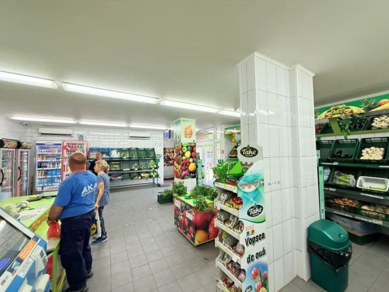 Spaţiu comercial de închiriat â€“ Central Otopeni, acces direct din DN1 - Suprafaţă: 100 mp Disponibilitate: din iunie Vizionare: începând cu 15 mai Locaţie: Otopeni â€“ zonă centrală, vizibilitate excelentă, acces rapid din DN1 Descriere generală: Oferim spre închiriere un spaţiu comercial situat într-o zonă centrală din Otopeni, cu vad pietonal şi auto foarte bun, aproape de viitoarea staţie de metrou. Spaţiul este ideal pentru activităţi precum: farmacie, cabinet medical, birou, magazin, salon de înfrumuseţare, showroom, cafenea sau orice activitate comercială care beneficiază de expunere şi trafic. Detalii spaţiu: â€˘ Suprafaţă utilă: 100 mp â€˘ Acces direct din stradă â€˘ Vitrină mare, bună pentru expunere â€˘ Toate utilităţile disponibile â€˘ Spaţiul se eliberează în luna iunie â€˘ Dotările actuale (folosite pentru aprozar) vor fi înlăturate Menţiune: Pozele vor fi actualizate după predarea spaţiului. Preţ: 2.700 euro/lună Contact: Veronica Dinu,
