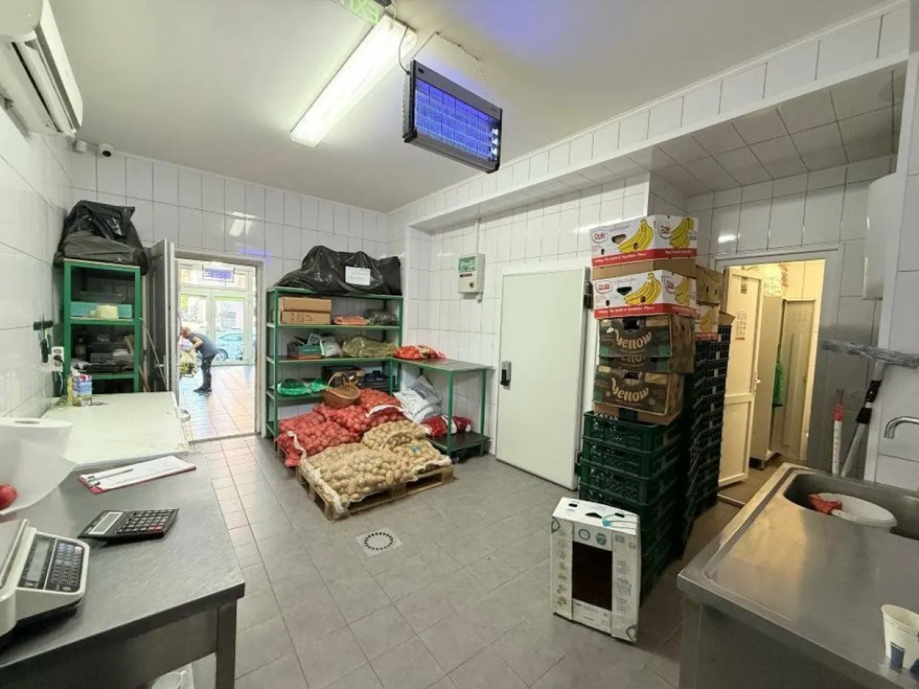 Spaţiu comercial de închiriat â€“ Central Otopeni, acces direct din DN1