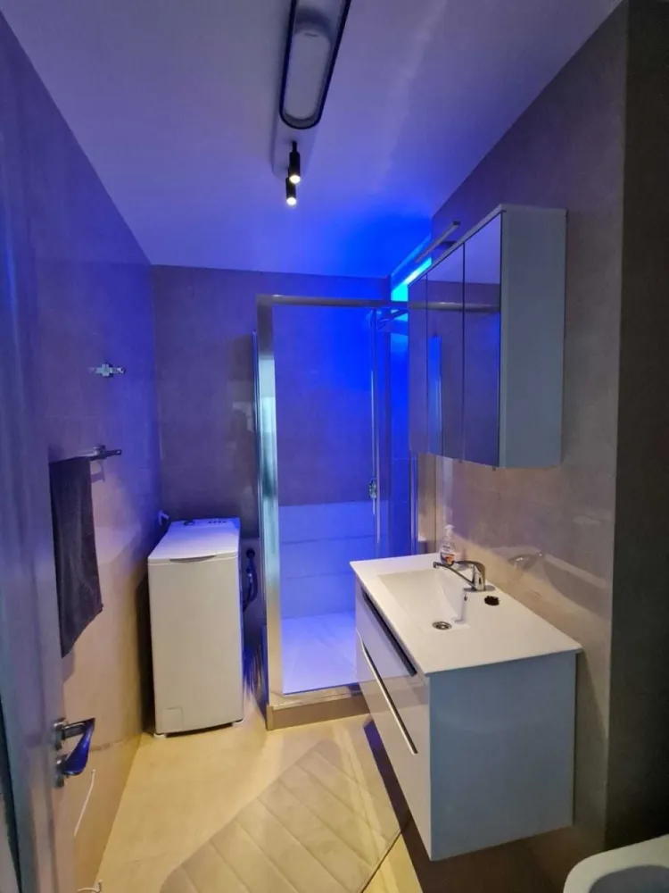 PROPRIETAR ofer spre închiriere ap 2 camere decomandat cf 1, bd UNIRII - UNICAT. apartament 2 camere decomandat, bdul Unirii fântâni, la 200 m de Palatul Parlamentului. vedere pe fata. apartamentul este situat la etajul 6/7 si este renovat si dotat complet. extrem de curat + electrocasnice absolut noi, la prima utilizare. scara este foarte curata si vecini de buna calitate. Doresc seriozitate mai presus de orice! închiriere doar pe termen lung si minim 2 luni garanție. in cazul nefericit in care se depășește termenul de plata a chiriei si respectiv întreținerii/utilităților cu 30 zile, automat se va rezilia contractul si se va executa garanția. Lucrurile trebuie sa fie extrem de clare de la bun început, iar viitorii chiriași tb sa si înțeleagă foarte bine atat drepturile cat si obligațiile. electrocasnicele au garantie 5 ani, insa in caz de defectiuni este datoria chiriasului sa se ocupe de remediarea acestora. orice distrugere de orice fel al obiectelor din apartament vor fi remediate urgent de catre chiriasi. chiriasii vor face contract separat pentru cablu tv/internet. asa dupa cum noi am investit resurse si munca fizica pentru a aduce apartamentul la un standard ridicat, dorim ca si dvs sa respectati efortul nostru si relatia dintre proprietar vs chirias va fi una excelenta. EXCLUS INTERMEDIARI EXCLUS SUBINCHIRIERE EXCLUS VIDEOCHAT SAU ALTE PROSTII Multumesc