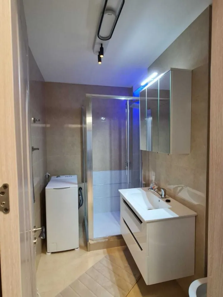 PROPRIETAR ofer spre închiriere ap 2 camere decomandat cf 1, bd UNIRII - UNICAT. apartament 2 camere decomandat, bdul Unirii fântâni, la 200 m de Palatul Parlamentului. vedere pe fata. apartamentul este situat la etajul 6/7 si este renovat si dotat complet. extrem de curat + electrocasnice absolut noi, la prima utilizare. scara este foarte curata si vecini de buna calitate. Doresc seriozitate mai presus de orice! închiriere doar pe termen lung si minim 2 luni garanție. in cazul nefericit in care se depășește termenul de plata a chiriei si respectiv întreținerii/utilităților cu 30 zile, automat se va rezilia contractul si se va executa garanția. Lucrurile trebuie sa fie extrem de clare de la bun început, iar viitorii chiriași tb sa si înțeleagă foarte bine atat drepturile cat si obligațiile. electrocasnicele au garantie 5 ani, insa in caz de defectiuni este datoria chiriasului sa se ocupe de remediarea acestora. orice distrugere de orice fel al obiectelor din apartament vor fi remediate urgent de catre chiriasi. chiriasii vor face contract separat pentru cablu tv/internet. asa dupa cum noi am investit resurse si munca fizica pentru a aduce apartamentul la un standard ridicat, dorim ca si dvs sa respectati efortul nostru si relatia dintre proprietar vs chirias va fi una excelenta. EXCLUS INTERMEDIARI EXCLUS SUBINCHIRIERE EXCLUS VIDEOCHAT SAU ALTE PROSTII Multumesc