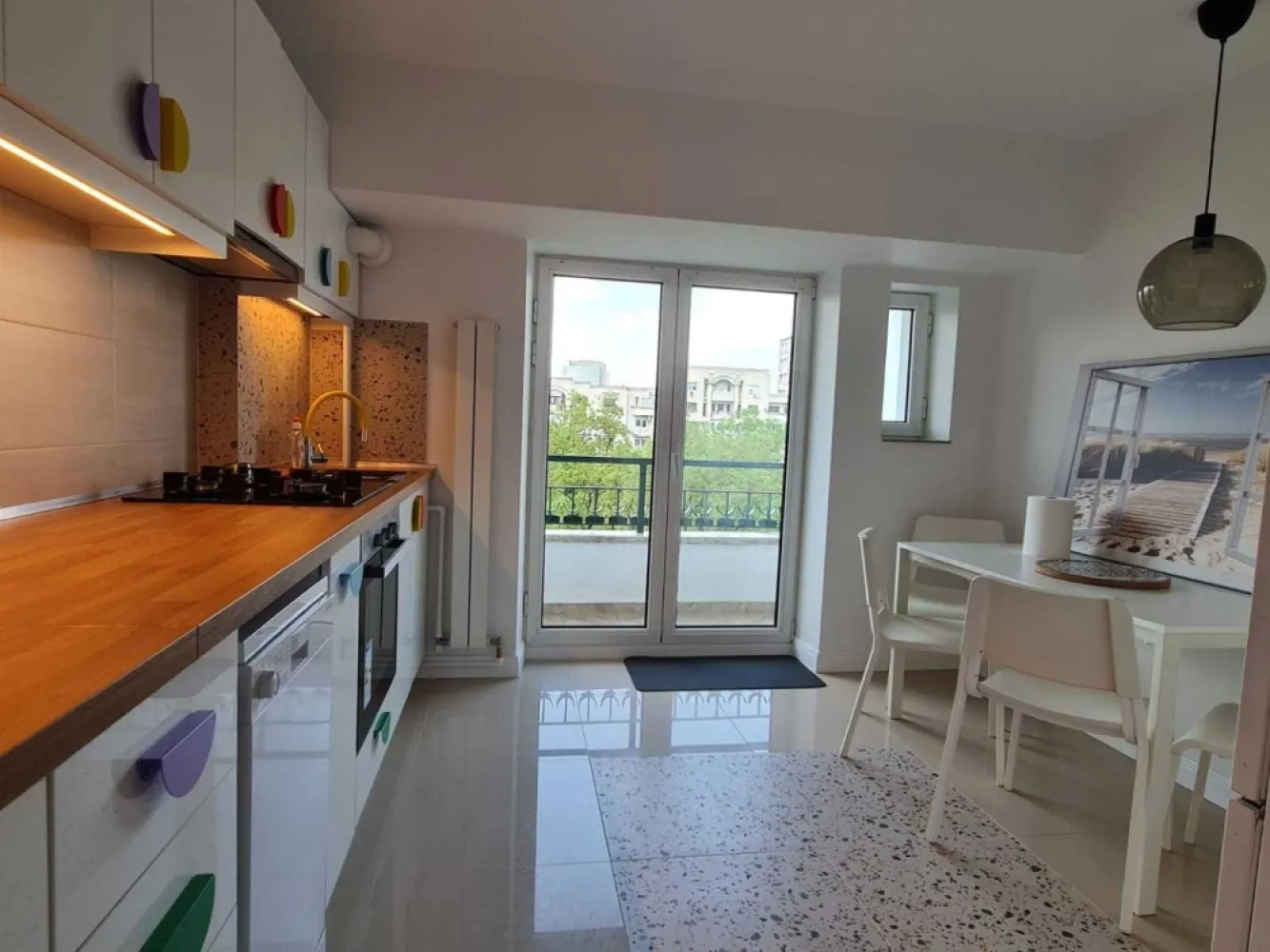 PROPRIETAR ofer spre închiriere ap 2 camere decomandat cf 1, bd UNIRII - UNICAT. apartament 2 camere decomandat, bdul Unirii fântâni, la 200 m de Palatul Parlamentului. vedere pe fata. apartamentul este situat la etajul 6/7 si este renovat si dotat complet. extrem de curat + electrocasnice absolut noi, la prima utilizare. scara este foarte curata si vecini de buna calitate. Doresc seriozitate mai presus de orice! închiriere doar pe termen lung si minim 2 luni garanție. in cazul nefericit in care se depășește termenul de plata a chiriei si respectiv întreținerii/utilităților cu 30 zile, automat se va rezilia contractul si se va executa garanția. Lucrurile trebuie sa fie extrem de clare de la bun început, iar viitorii chiriași tb sa si înțeleagă foarte bine atat drepturile cat si obligațiile. electrocasnicele au garantie 5 ani, insa in caz de defectiuni este datoria chiriasului sa se ocupe de remediarea acestora. orice distrugere de orice fel al obiectelor din apartament vor fi remediate urgent de catre chiriasi. chiriasii vor face contract separat pentru cablu tv/internet. asa dupa cum noi am investit resurse si munca fizica pentru a aduce apartamentul la un standard ridicat, dorim ca si dvs sa respectati efortul nostru si relatia dintre proprietar vs chirias va fi una excelenta. EXCLUS INTERMEDIARI EXCLUS SUBINCHIRIERE EXCLUS VIDEOCHAT SAU ALTE PROSTII Multumesc