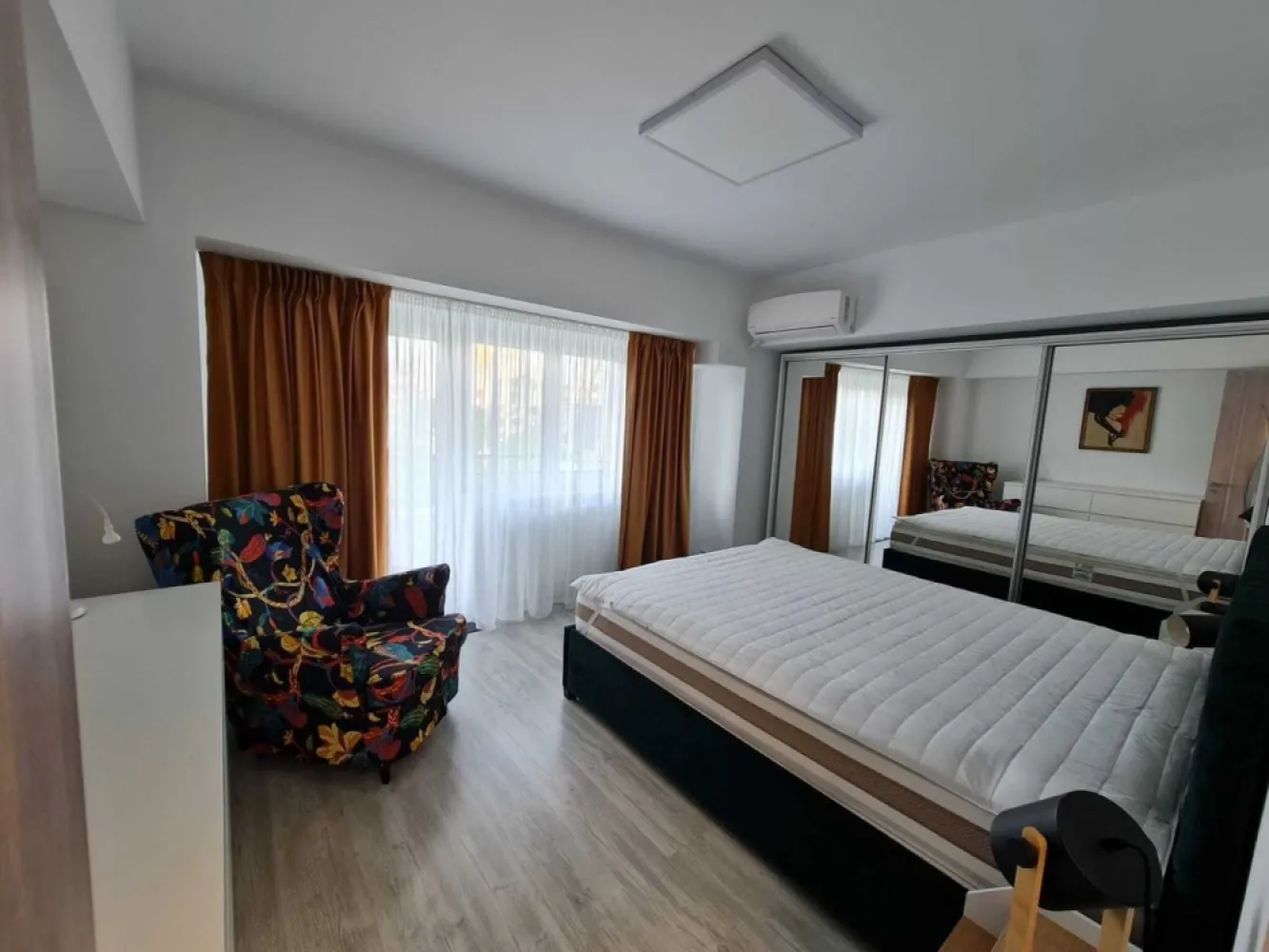 PROPRIETAR ofer spre închiriere ap 2 camere decomandat cf 1, bd UNIRII - UNICAT. apartament 2 camere decomandat, bdul Unirii fântâni, la 200 m de Palatul Parlamentului. vedere pe fata. apartamentul este situat la etajul 6/7 si este renovat si dotat complet. extrem de curat + electrocasnice absolut noi, la prima utilizare. scara este foarte curata si vecini de buna calitate. Doresc seriozitate mai presus de orice! închiriere doar pe termen lung si minim 2 luni garanție. in cazul nefericit in care se depășește termenul de plata a chiriei si respectiv întreținerii/utilităților cu 30 zile, automat se va rezilia contractul si se va executa garanția. Lucrurile trebuie sa fie extrem de clare de la bun început, iar viitorii chiriași tb sa si înțeleagă foarte bine atat drepturile cat si obligațiile. electrocasnicele au garantie 5 ani, insa in caz de defectiuni este datoria chiriasului sa se ocupe de remediarea acestora. orice distrugere de orice fel al obiectelor din apartament vor fi remediate urgent de catre chiriasi. chiriasii vor face contract separat pentru cablu tv/internet. asa dupa cum noi am investit resurse si munca fizica pentru a aduce apartamentul la un standard ridicat, dorim ca si dvs sa respectati efortul nostru si relatia dintre proprietar vs chirias va fi una excelenta. EXCLUS INTERMEDIARI EXCLUS SUBINCHIRIERE EXCLUS VIDEOCHAT SAU ALTE PROSTII Multumesc