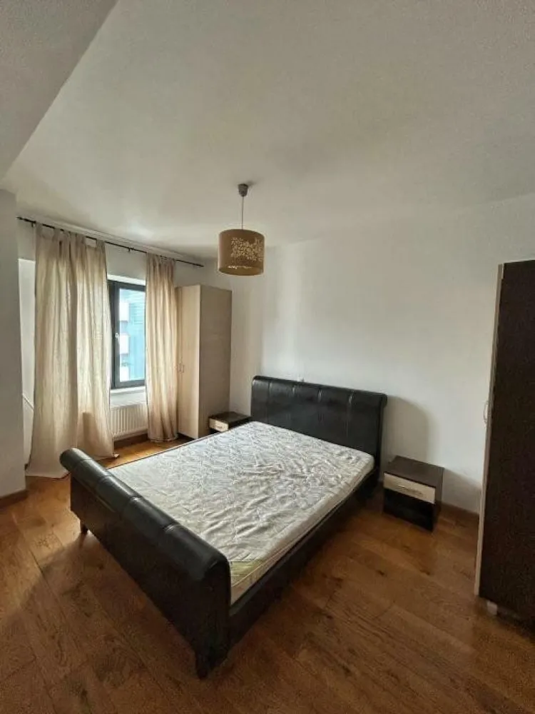 Apartament cu 2 camere - de inchiriat in Upgroun Residence - Direct de la proprietar si fara niciun comision, va oferim spre inchiriere acest apartament modern de 2 camere, situat in complexul Upground Residence, disponibil complet mobilat, cu multiple spatii de depozitare, o bucatarie complet utilata, 1 balcon, 2 bai si dormitor. Apartamentul are un generos si luminos living de tip open space de pe care se poate iesi pe balcon, bucataria este complet mobilata si utilata, iar dormitorul complet mobilat va va asigura tot confortul, fiind dotat cu baie proprie. Apartamentul este dotat cu centrala termica, aer conditionat, masina de spalat vase incorporata si masina de spalat rufe, astfel incat confortul tau sa fie asigurat! La parterul complexului Upground puteţi găsi tot ce aveţi nevoie, de la magazine alimentare, cafenele, saloane de înfrumuseţare, până la o sală de gimnastică de clasă mondială şi un studio de yoga. La 5 minute de mers pe jos de apartament ajungeţi la staţia de metrou Pipera şi la staţiile de tramvai care vă ajută să vă conectaţi cu restul oraşului. Promenada Mall este, de asemenea, la doar câteva minute de mers pe jos de complex. Sunt disponibile şi locuri de parcare în garajul subteran şi pot fi închiriate separat. Directly from the owner and without any commission, we offer for rent this modern 2-room apartment, located in the Upground Residence complex, available fully furnished, with multiple storage spaces, a fully equipped kitchen, 1 balcony, 2 bathrooms and a bedroom. The apartment has a generous and bright open space living room from which you can exit to the balcony, the kitchen is fully furnished and equipped, and the fully furnished bedroom will ensure all the comfort, being equipped with its own bathroom. The apartment is equipped with central heating, air conditioning, built-in dishwasher and washing machine, so that your comfort is ensured! On the ground floor of the Upground complex you can find everything you need, from grocery stores, cafes, beauty salons, to a world-class gym and a yoga studio. A 5-minute walk from the apartment you reach the Pipera metro station and tram stops that help you connect with the rest of the city. Promenada Mall is also just a few minutes walk from the complex. Parking spaces are also available in the underground garage and can be rented separately.