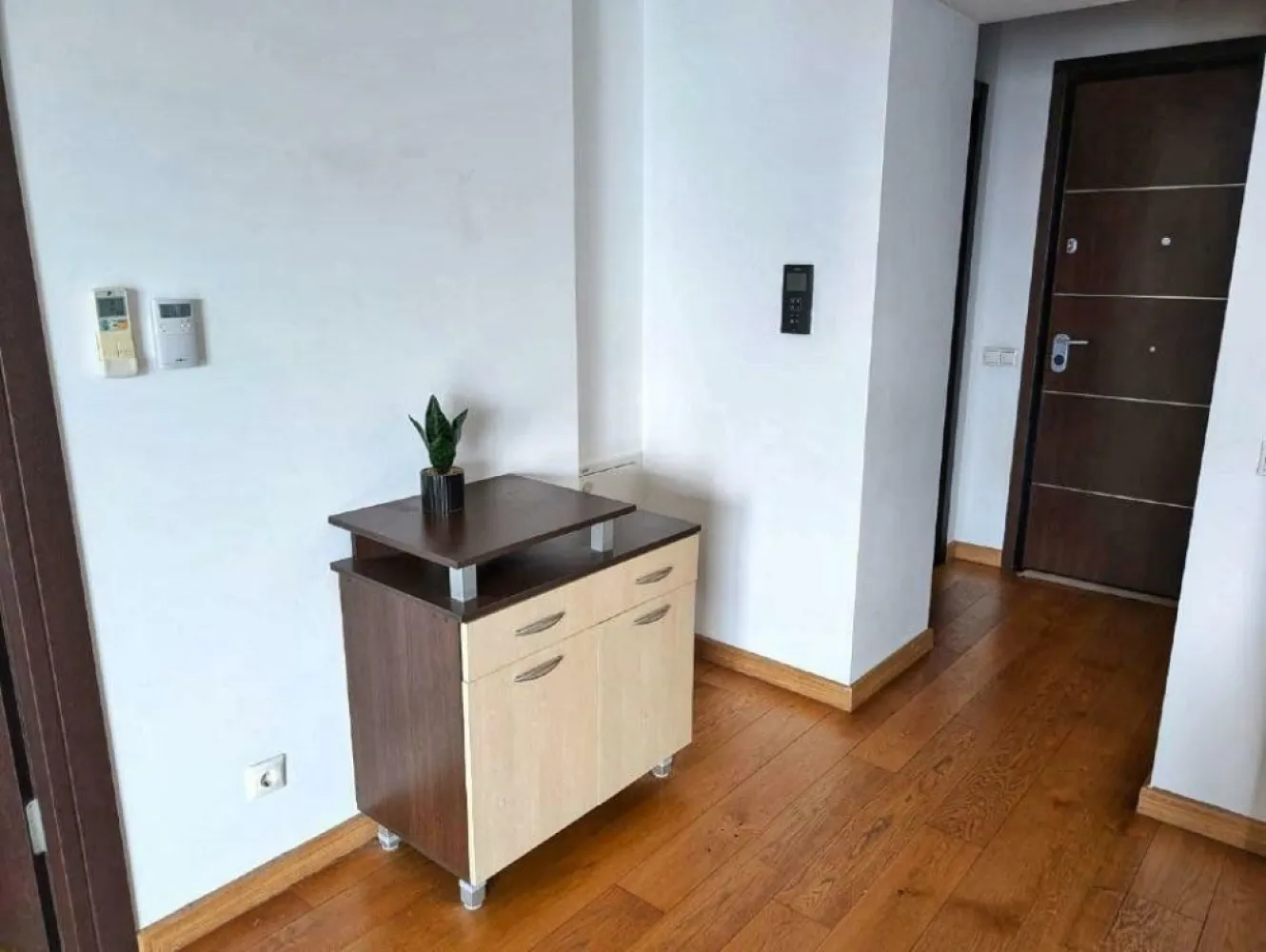 Apartament cu 2 camere - de inchiriat in Upgroun Residence - Direct de la proprietar si fara niciun comision, va oferim spre inchiriere acest apartament modern de 2 camere, situat in complexul Upground Residence, disponibil complet mobilat, cu multiple spatii de depozitare, o bucatarie complet utilata, 1 balcon, 2 bai si dormitor. Apartamentul are un generos si luminos living de tip open space de pe care se poate iesi pe balcon, bucataria este complet mobilata si utilata, iar dormitorul complet mobilat va va asigura tot confortul, fiind dotat cu baie proprie. Apartamentul este dotat cu centrala termica, aer conditionat, masina de spalat vase incorporata si masina de spalat rufe, astfel incat confortul tau sa fie asigurat! La parterul complexului Upground puteţi găsi tot ce aveţi nevoie, de la magazine alimentare, cafenele, saloane de înfrumuseţare, până la o sală de gimnastică de clasă mondială şi un studio de yoga. La 5 minute de mers pe jos de apartament ajungeţi la staţia de metrou Pipera şi la staţiile de tramvai care vă ajută să vă conectaţi cu restul oraşului. Promenada Mall este, de asemenea, la doar câteva minute de mers pe jos de complex. Sunt disponibile şi locuri de parcare în garajul subteran şi pot fi închiriate separat. Directly from the owner and without any commission, we offer for rent this modern 2-room apartment, located in the Upground Residence complex, available fully furnished, with multiple storage spaces, a fully equipped kitchen, 1 balcony, 2 bathrooms and a bedroom. The apartment has a generous and bright open space living room from which you can exit to the balcony, the kitchen is fully furnished and equipped, and the fully furnished bedroom will ensure all the comfort, being equipped with its own bathroom. The apartment is equipped with central heating, air conditioning, built-in dishwasher and washing machine, so that your comfort is ensured! On the ground floor of the Upground complex you can find everything you need, from grocery stores, cafes, beauty salons, to a world-class gym and a yoga studio. A 5-minute walk from the apartment you reach the Pipera metro station and tram stops that help you connect with the rest of the city. Promenada Mall is also just a few minutes walk from the complex. Parking spaces are also available in the underground garage and can be rented separately.