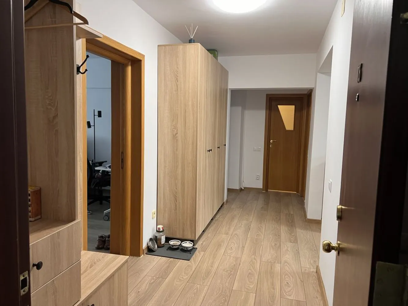 Particular; apartament 3 camere complet renovat si mobilat - Apartament 3 camere Calea Calarasilor, langa Hyperion Etaj 3 din 7 Bloc constructie 1996, reabilitat in 2022 2 bai (una complet utilata, cu cabina dus, bolier, si baia de serviciu) Bucatarie complet utilata: masina de spalat vase, masina de spalat rufe, uscator Sufragerie: canapea extensibila mare, aer conditionat Dormitor mic, complet mobilat pt copil Dormitor mare, complet utilat: dulap, comoda, pat Hol: dulap + cuier Apartentul este complet renovat acum 4 luni: instalatie electrica, instalatie sanitara, calorifere noi, zugravit, parchet nou in toate camerele si hol Sufragerie: 23,18m Dormitor mare: 18,56m Dormitor mic: 10,65m Bucatarie: 10,25m Baie mare: 4m Baie mica: 1,74m Hol: 9,92m Apartamentul se vinde semi sau complet mobilat