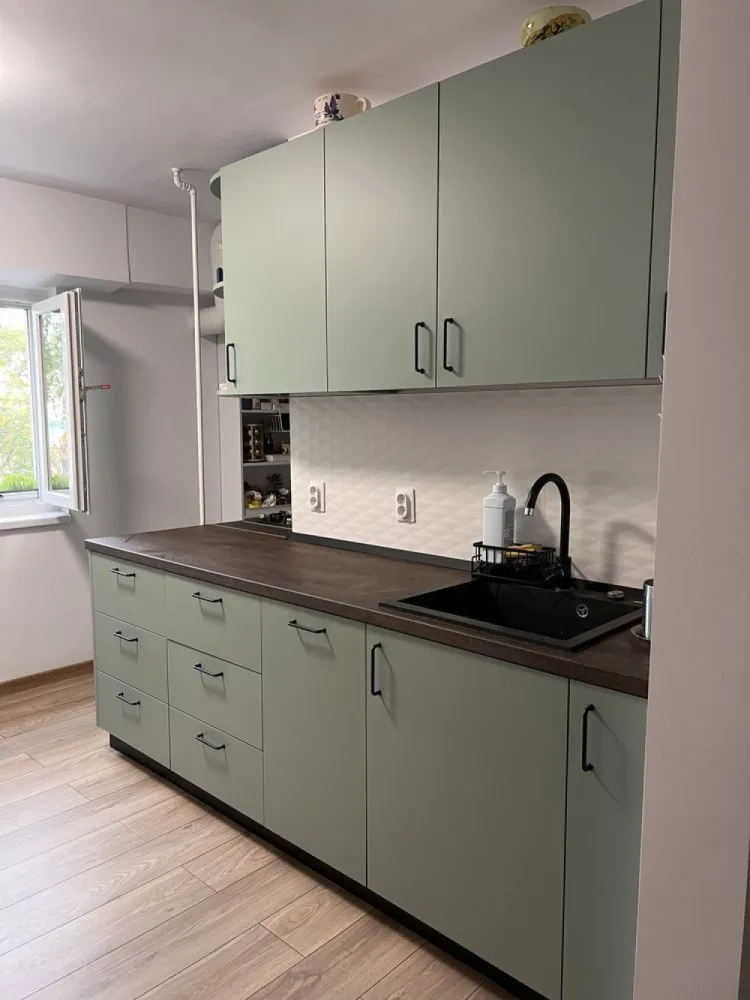 Particular; apartament 3 camere complet renovat si mobilat - Apartament 3 camere Calea Calarasilor, langa Hyperion Etaj 3 din 7 Bloc constructie 1996, reabilitat in 2022 2 bai (una complet utilata, cu cabina dus, bolier, si baia de serviciu) Bucatarie complet utilata: masina de spalat vase, masina de spalat rufe, uscator Sufragerie: canapea extensibila mare, aer conditionat Dormitor mic, complet mobilat pt copil Dormitor mare, complet utilat: dulap, comoda, pat Hol: dulap + cuier Apartentul este complet renovat acum 4 luni: instalatie electrica, instalatie sanitara, calorifere noi, zugravit, parchet nou in toate camerele si hol Sufragerie: 23,18m Dormitor mare: 18,56m Dormitor mic: 10,65m Bucatarie: 10,25m Baie mare: 4m Baie mica: 1,74m Hol: 9,92m Apartamentul se vinde semi sau complet mobilat
