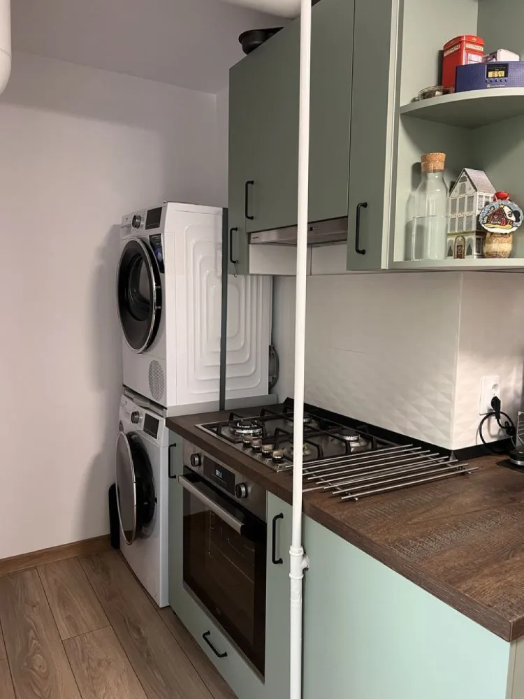 Particular; apartament 3 camere complet renovat si mobilat - Apartament 3 camere Calea Calarasilor, langa Hyperion Etaj 3 din 7 Bloc constructie 1996, reabilitat in 2022 2 bai (una complet utilata, cu cabina dus, bolier, si baia de serviciu) Bucatarie complet utilata: masina de spalat vase, masina de spalat rufe, uscator Sufragerie: canapea extensibila mare, aer conditionat Dormitor mic, complet mobilat pt copil Dormitor mare, complet utilat: dulap, comoda, pat Hol: dulap + cuier Apartentul este complet renovat acum 4 luni: instalatie electrica, instalatie sanitara, calorifere noi, zugravit, parchet nou in toate camerele si hol Sufragerie: 23,18m Dormitor mare: 18,56m Dormitor mic: 10,65m Bucatarie: 10,25m Baie mare: 4m Baie mica: 1,74m Hol: 9,92m Apartamentul se vinde semi sau complet mobilat