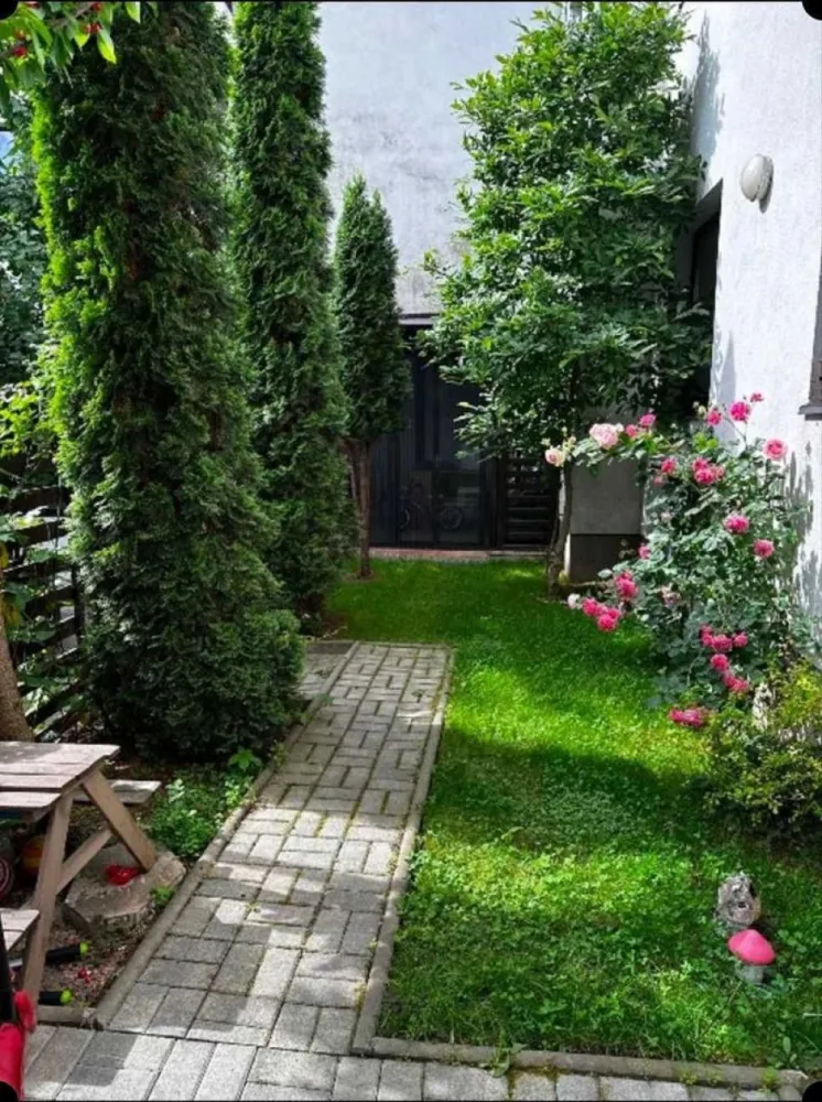 Apartament 3 camere padurea Baneasa, parter, gradina cu loc de parcare - Vand apartament de 3 camere situat in proximitatea padurii Baneasa (Greenfield)in Sectorul 1, la parter cu gradina proprie si loc de parcare. Apartamentul este mobilat, are 2 bai, iar gradina proprietate personala este amenajata si inconjurata de multa verdeata avand un spatiu verde public in proximitate, iar locul de parcare este lipit de gradina (practic se iese din masina si se intra in gradina). Se vinde impreauna cu o boxa de depozitare si o camera de vara. Locatia este ideala pentru o dezvoltarea armonioasa a copiilor. Facilitati zona: -Paza si acces auto securizat prin LPR in cartier. -Magazin MegaImage, cafenea si restaurant la un minut de mers pe jos. -intrare in padure cu poteca la 3 minute de mers pe jos. -Parc cu locuri de joaca la 5 minute de mers pe jos. -Mall Greenfield Plaza la 10 minute de mers pe jos. -Wellness Club (piscina exterioara si interioara, spa, sala de forta, sauna, etc) la 10 minute de mers pe jos. -STB 203 la 10 minute de mers pe jos. -Scoala si gradinita Avenor la 5 minute de mers pe jos -Scoala si gradinita de stat in constructie la 10 minute de mers pe jos.