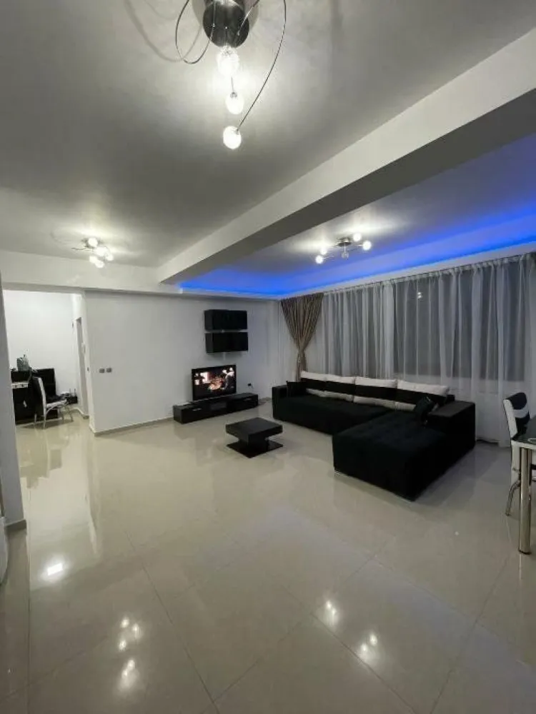 Apartament de vânzare zona Pipera - Persoana fizica vând apartament 3 camere in zona Pipera, apartamentul se vinde utilat si mobilat complet, parter, 2 bai, aer condiţionat, centrala proprie, uşa metalica. Suprafata utila a apartamentului este de 92 metri utili. Este într-o zona liniştită.