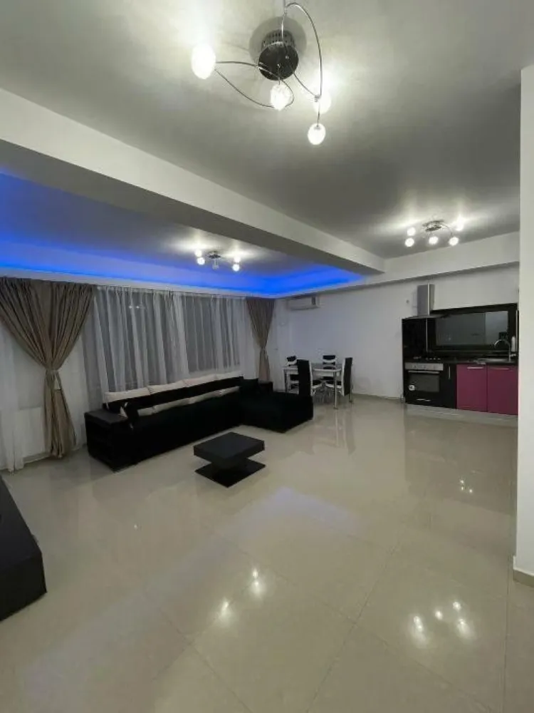 Apartament de vânzare zona Pipera - Persoana fizica vând apartament 3 camere in zona Pipera, apartamentul se vinde utilat si mobilat complet, parter, 2 bai, aer condiţionat, centrala proprie, uşa metalica. Suprafata utila a apartamentului este de 92 metri utili. Este într-o zona liniştită.