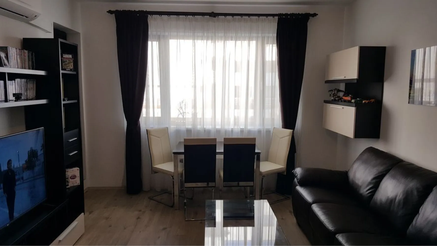Apartament 3 camere padurea Baneasa, parter, gradina cu loc de parcare - Vand apartament de 3 camere situat in proximitatea padurii Baneasa (Greenfield)in Sectorul 1, la parter cu gradina proprie si loc de parcare. Apartamentul este mobilat, are 2 bai, iar gradina proprietate personala este amenajata si inconjurata de multa verdeata avand un spatiu verde public in proximitate, iar locul de parcare este lipit de gradina (practic se iese din masina si se intra in gradina). Se vinde impreauna cu o boxa de depozitare si o camera de vara. Locatia este ideala pentru o dezvoltarea armonioasa a copiilor. Facilitati zona: -Paza si acces auto securizat prin LPR in cartier. -Magazin MegaImage, cafenea si restaurant la un minut de mers pe jos. -intrare in padure cu poteca la 3 minute de mers pe jos. -Parc cu locuri de joaca la 5 minute de mers pe jos. -Mall Greenfield Plaza la 10 minute de mers pe jos. -Wellness Club (piscina exterioara si interioara, spa, sala de forta, sauna, etc) la 10 minute de mers pe jos. -STB 203 la 10 minute de mers pe jos. -Scoala si gradinita Avenor la 5 minute de mers pe jos -Scoala si gradinita de stat in constructie la 10 minute de mers pe jos.