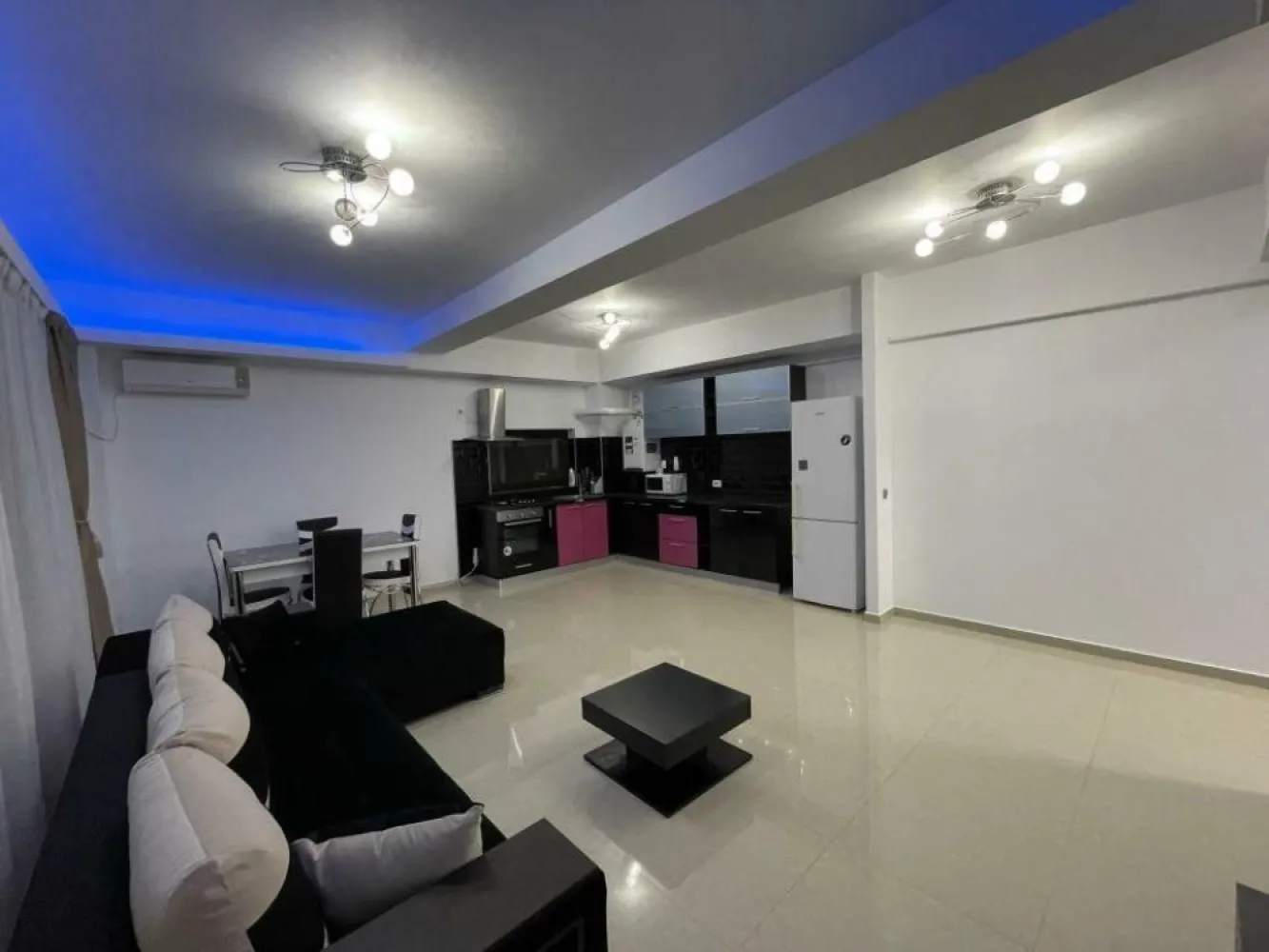 Apartament de vânzare zona Pipera - Persoana fizica vând apartament 3 camere in zona Pipera, apartamentul se vinde utilat si mobilat complet, parter, 2 bai, aer condiţionat, centrala proprie, uşa metalica. Suprafata utila a apartamentului este de 92 metri utili. Este într-o zona liniştită.