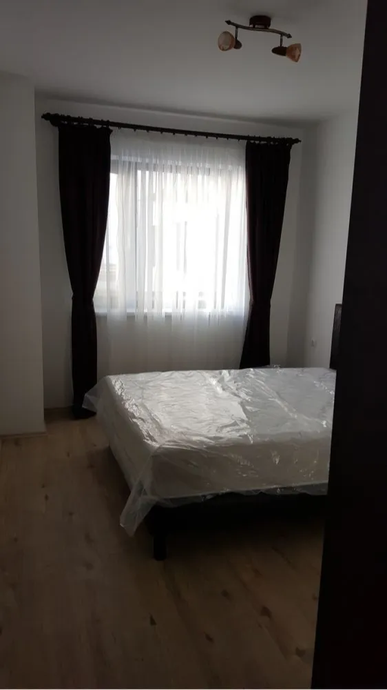 Apartament 3 camere padurea Baneasa, parter, gradina cu loc de parcare - Vand apartament de 3 camere situat in proximitatea padurii Baneasa (Greenfield)in Sectorul 1, la parter cu gradina proprie si loc de parcare. Apartamentul este mobilat, are 2 bai, iar gradina proprietate personala este amenajata si inconjurata de multa verdeata avand un spatiu verde public in proximitate, iar locul de parcare este lipit de gradina (practic se iese din masina si se intra in gradina). Se vinde impreauna cu o boxa de depozitare si o camera de vara. Locatia este ideala pentru o dezvoltarea armonioasa a copiilor. Facilitati zona: -Paza si acces auto securizat prin LPR in cartier. -Magazin MegaImage, cafenea si restaurant la un minut de mers pe jos. -intrare in padure cu poteca la 3 minute de mers pe jos. -Parc cu locuri de joaca la 5 minute de mers pe jos. -Mall Greenfield Plaza la 10 minute de mers pe jos. -Wellness Club (piscina exterioara si interioara, spa, sala de forta, sauna, etc) la 10 minute de mers pe jos. -STB 203 la 10 minute de mers pe jos. -Scoala si gradinita Avenor la 5 minute de mers pe jos -Scoala si gradinita de stat in constructie la 10 minute de mers pe jos.