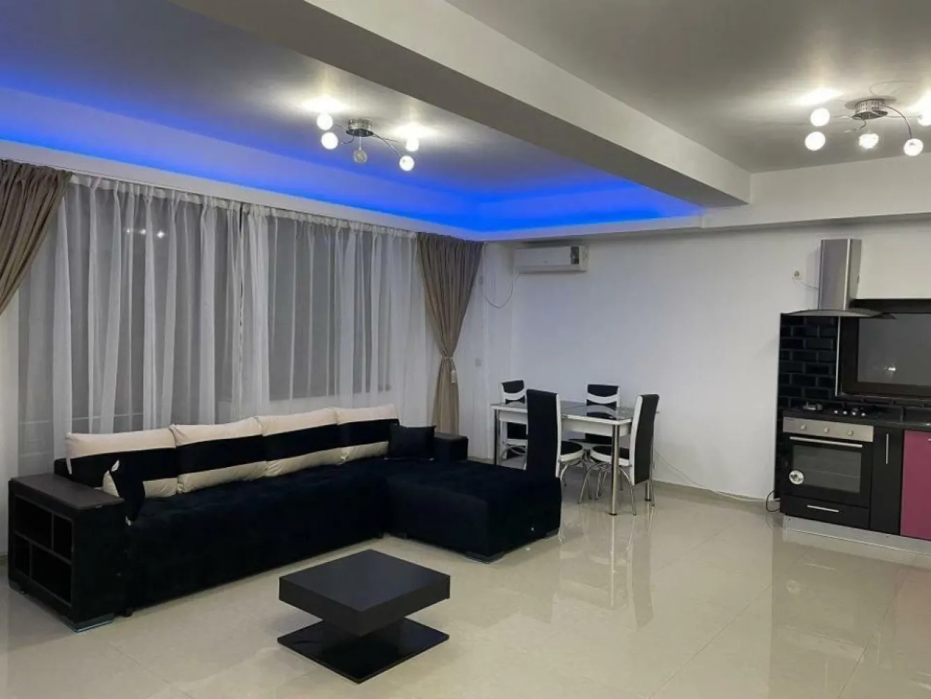 Apartament de vânzare zona Pipera - Persoana fizica vând apartament 3 camere in zona Pipera, apartamentul se vinde utilat si mobilat complet, parter, 2 bai, aer condiţionat, centrala proprie, uşa metalica. Suprafata utila a apartamentului este de 92 metri utili. Este într-o zona liniştită.