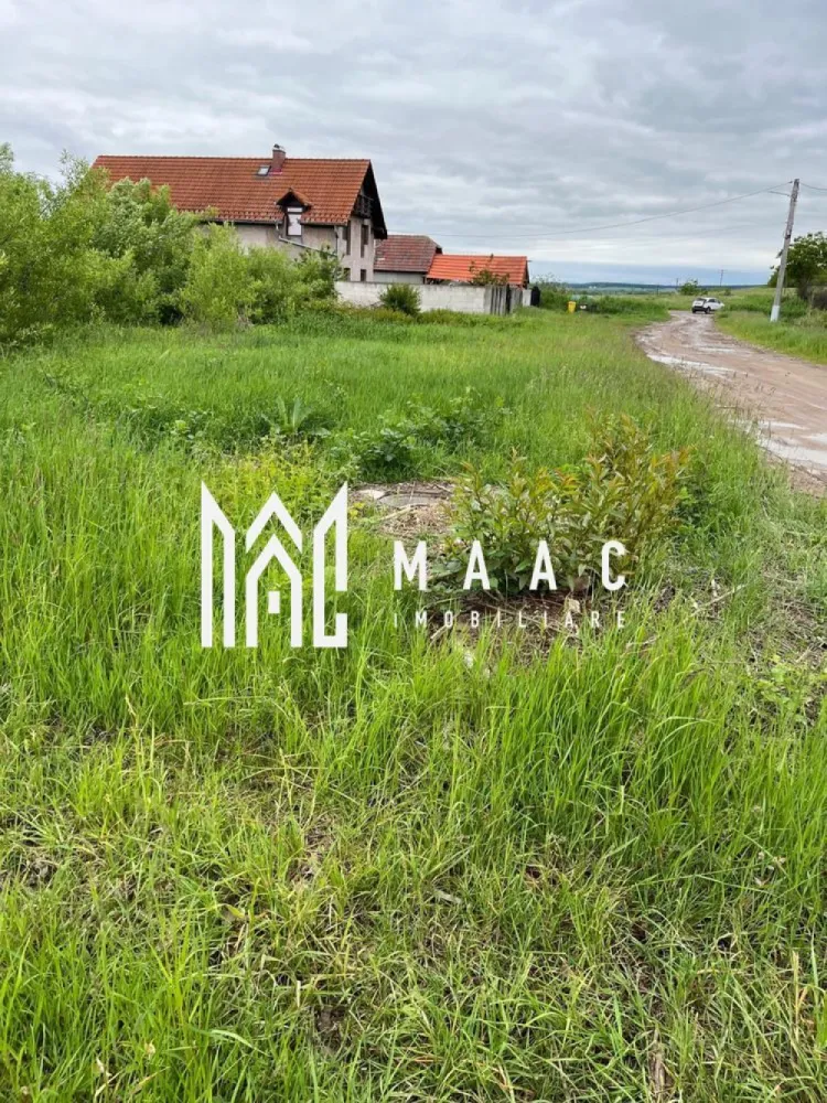 Teren de vanzare | 4.300 Mp | Cristian - MAAC Imobiliare vă oferă spre vânzare un teren situat în Cristian, jud. Sibiu, într-o zonă frumoasă, aflată în plină dezvoltare, ideală pentru diverse tipuri de investiții. Terenul are o suprafață totală de 4.300 mp, din care 2.150 mp sunt intravilan și 2.150 mp extravilan. Dispune de deschidere la două străzi, canalizare și curent electric in fata proprietății, iar gazul se află la aproximativ 100 m distanță. Proprietatea este intabulată și nu se vinde pe parcele. Este pretabilă pentru construcția de case sau dezvoltări imobiliare, având în vedere potențialul ridicat al zonei Cristian, aflată în continuă expansiune. Pentru mai multe detalii, te rugăm să ne contactezi și să menționezi ID: CP2770478 }}