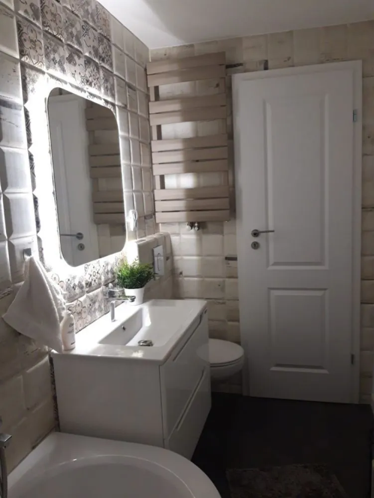 Vand apartament zona Razoare (mobilat, utilat premium) - Proprietar Apartamentul are 3 camere si o suprafata totala utila de 78 mp. Este decomandat: - 2 dormitoare foarte spatioase - luminozitate naturala si vedere excelenta; - 2 bai; Baia mare are geam extern (circulare excelenta a aerului). - 1 living foarte generos, gandit ca spatiu de relaxare si primit oaspeti. - 1 balcon (usa glisanta la balcon). Renovat si mobilat premium (schimbat tot inclusiv instalatie electrica si sanitara) - ianuarie 2023. Totul este absolut nou in apartament. Mobilierul este de inalta calitate (Mobexpert, Tandem si comanda personalizata). Prezinta aer conditionat in fiecare camera (3 AC-uri TESLA, cu capacitate mare). Parchet de inalta calitate, fluid in tot apartamantul (de la intrare, bucatarie si camere, fara intreruperi sau amestecuri). Se vinde exact cum este prezentat in imagini (mobilat, utilat). An constructie bloc - 1990. Bloc anvelopat, randament termic excelent. Etaj 2 din 8. Situat langa Lidl Ion Nutu (Razoare), intr-o zona foarte linistita. Pentru parcare se face cerere la ADP sector 5, dar exista locuri de parcare in zona. Pret 189000 euro. Se afla in vecinatatea noilor complexe rezidentiale - One Cotroceni si Ela Cotroceni. Pot fi contactat pe whatsapp la nr. afisat la contacte vanzator (in partea dreapta a paginii) si aici, prin mesaje.