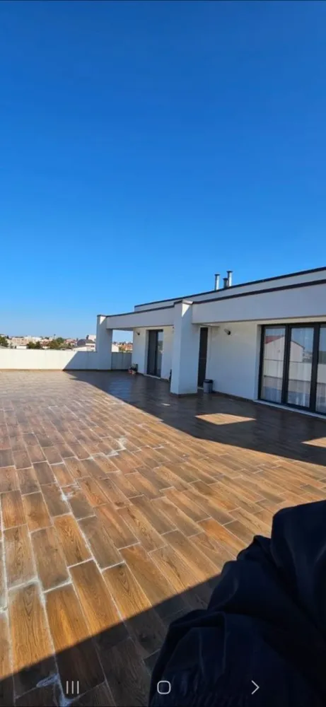 Apartament 3 camera - Vând apartament cu 3 camere, 2 bai, bucatarie, terasa, parcare subterana și o boxa. Pentru mai multe detalii ma puteți contacta la tel. Adresa locației este Șoseaua Andronache nr 52 - 54.
