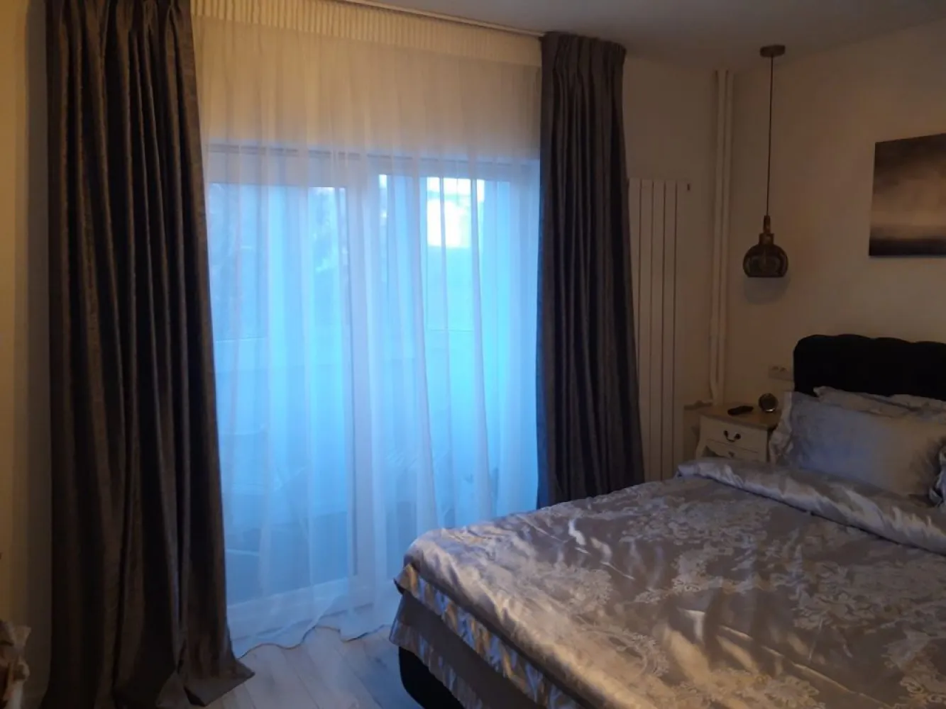 Vand apartament zona Razoare (mobilat, utilat premium) - Proprietar Apartamentul are 3 camere si o suprafata totala utila de 78 mp. Este decomandat: - 2 dormitoare foarte spatioase - luminozitate naturala si vedere excelenta; - 2 bai; Baia mare are geam extern (circulare excelenta a aerului). - 1 living foarte generos, gandit ca spatiu de relaxare si primit oaspeti. - 1 balcon (usa glisanta la balcon). Renovat si mobilat premium (schimbat tot inclusiv instalatie electrica si sanitara) - ianuarie 2023. Totul este absolut nou in apartament. Mobilierul este de inalta calitate (Mobexpert, Tandem si comanda personalizata). Prezinta aer conditionat in fiecare camera (3 AC-uri TESLA, cu capacitate mare). Parchet de inalta calitate, fluid in tot apartamantul (de la intrare, bucatarie si camere, fara intreruperi sau amestecuri). Se vinde exact cum este prezentat in imagini (mobilat, utilat). An constructie bloc - 1990. Bloc anvelopat, randament termic excelent. Etaj 2 din 8. Situat langa Lidl Ion Nutu (Razoare), intr-o zona foarte linistita. Pentru parcare se face cerere la ADP sector 5, dar exista locuri de parcare in zona. Pret 189000 euro. Se afla in vecinatatea noilor complexe rezidentiale - One Cotroceni si Ela Cotroceni. Pot fi contactat pe whatsapp la nr. afisat la contacte vanzator (in partea dreapta a paginii) si aici, prin mesaje.