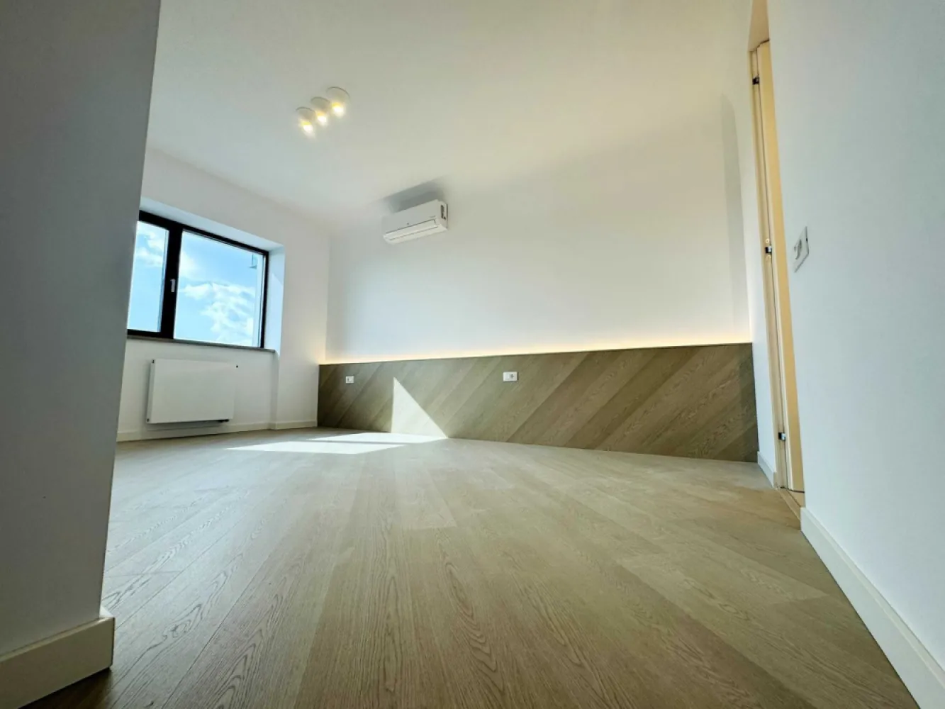 Proprietar (comision 0%) | 3 camere | Cortina North | TVA inclus - Proprietar (comision 0%), vand apartament 3 camere, situat vis-a-vis de Porche Nord Pipera in complexul rezidential premium Cortina North. Apartamentul este pe Faza 2, si este finalizat! Pretul afisat este cu TVA inclus. Apartamentul beneficiaza de una dintre cele mai bune pozitii, fiind situat in Corp C2, cu vedere spre exterior, la strada Campul Pipera (perpendiculara Bulevardului Pipera), neavand nicio cladire construita in fata, asadar este ferit de zgomotul traficului de pe bulevard. Apartamentul se afla la etajul 2 din 10 etaje, este decomandat, si are o suprafata totala de 96.45 mp construiti si de 76.7 mp utili. Beneficiaza de 2 grupuri sanitare (unul cu cada, iar celalalt cu cabina de dus), si un balcon foarte spatios (9.8 mp). Suprafata UTILA de 76.7 mp a apartamentului este distribuita astfel: - Living + Bucatarie: 23,5 mp - Dormitor 1: 12,4 mp - Dormitor 2: 16,8 mp - Baie 1: 4,5 mp - Baie 2: 3,3 mp - Hol: 6,4 mp - Balcon: 9,8 mp Locul de parcare se achizitioneaza separat, si este situat la subteran (nivel -1), la pretul de 15.000 Euro + TVA. Ansamblul Cortina North se afla in vecinatatea a doua mari supermarketuri: Lidl si Kaufland. De asemenea imobilul se situeaza in apropiere de statii STB, de statiile de metrou Aurel Vlaicu (Aviatiei) si Pipera (Dimitrie Pompei), in proximitatea viitorului Spital Metropolitan, precum si in apropiere de scoli, gradinite, si alte centre comerciale. In plus, ansamblul Cortina North beneficiaza de amplasarea unui sens giratoriu conexat accesului in ansamblu ce asigura circulatia facila din ambele directii de circulatie ale Bulevardului Pipera. Complexul rezidential Cortina North ofera un stil de viata premium, activ, sanatos si securizat, cu o paleta larga de facilitati unice in zona: - centru Fitness si Wellness cu bazin de inot - peste 1,5 km pista de alergare - peste 10.000 mp de spatii verzi amenajate conform unui plan peisagistic integrat arhitecturii - galerii comerciale dedicate - parcari private subterane si supraterane - acces controlat - fatada ventilata, etc. FINISAJE PREMIUM: - fatada ventilata SwissPearl - tamplarie Schuco cu geam tripan termoizolant, - ceramica Porcelanosa - obiecte sanitare Daniel Rubinetterie - parchet calitate superioara - usi de intrare securizate Pinum - usi interioare Filomuro - sisteme de iluminat led incastrate si la vedere, scafe, contur luminos ambiental. - tavan barisol DOTARI: - centrala termica Ariston in condensatie, cu gaz; - aer conditionat in fiecare camera, tip multisplit – LG; - videointerfon; - utilitati "ready to use” (racorduri individuale la gaze, curent electric, apa curenta, internet); - aparatura electrica si cablaje pregatite pentru conexiunea TV si internet. .