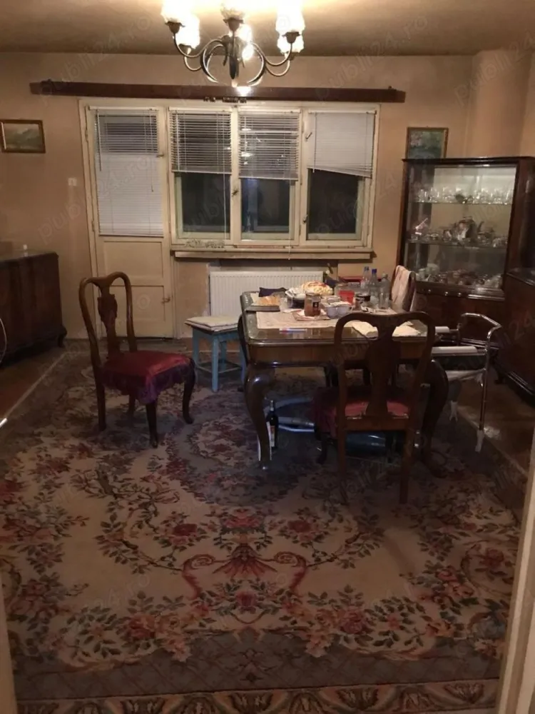 Proprietar, vand apart. 3 cam. ultracentral - Apartament 3 cam, ultracentral, zona Piata Sf. Voievozi, Moxa, la 3 min de Calea Victoriei, 5 min de Piata Buzesti, 7 min de Piata Victoriei, et. 2, 138 mp total , 2 wc, 2 balcoane, garaj propriu subteran!!! Necesita renovare! Pret negociabil.